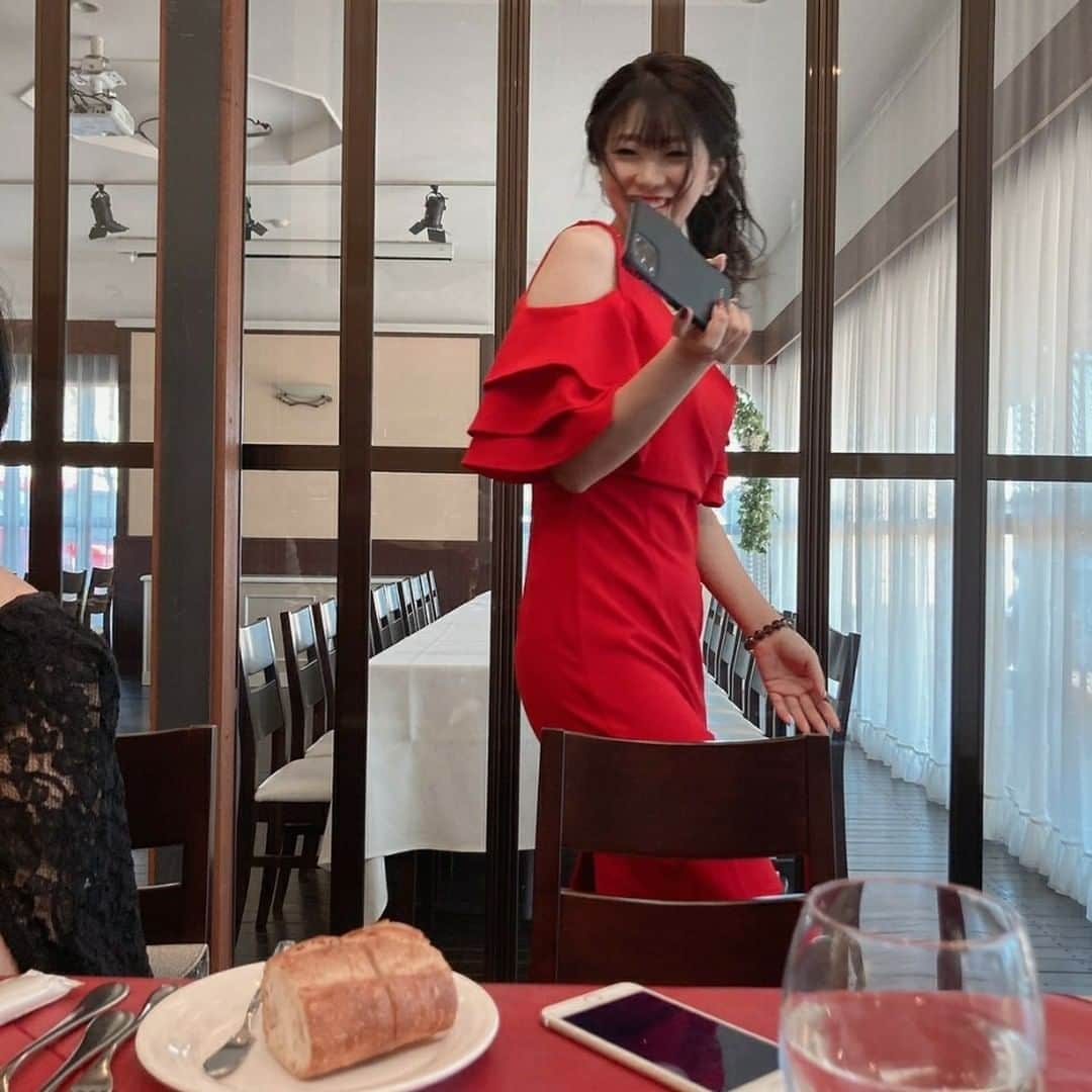 中村まきのインスタグラム：「【12月も怒涛】やっとこさスケジュール決めまして。先ほど認定講師さんたちに共有したんです✨  今月はインスタはもちろんスレッズをもっと強化したいから スレッズ強化のためのマーケ講座を前半シェア会やって メンタル弱い講師さんは希望者のみと もっとこの人ここやると伸びるなって方だけ マインド強化のメニューを打診。  そして今年最後の出張は今のところ 8日は人吉にまたまたお邪魔する。  芸能事務所さまの 商品の販路拡大、 プロダクトの設計 経営戦略はここから本格始動。 100％、12月が肝になるし。  我らが事業のもちまるアイスも 某企業さまに導入の動きをすすめつつの 2023年の締めくくりになりそう。 ぎゃんばるんだもん。って感じでやったります✨  しかしいきなり寒くなりましたねｗ 数年前のクリスマスパーティでも 乗っけときますｗ 温かくしてお過ごし下さいな♡」