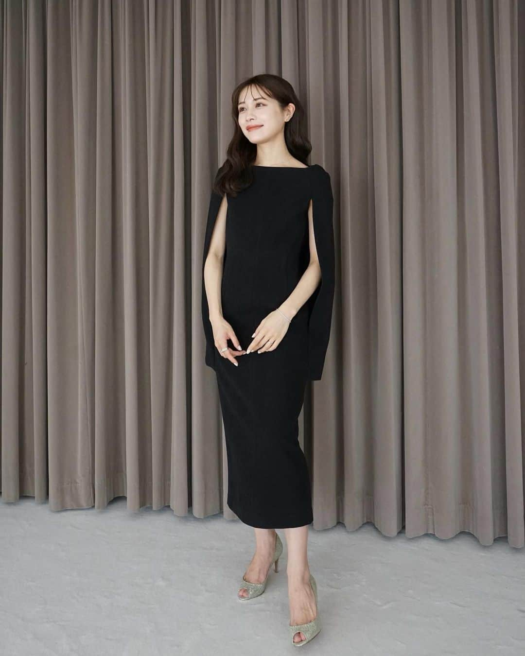 楫真梨子さんのインスタグラム写真 - (楫真梨子Instagram)「明日発売のNarrow line Cape Dress / Black  シャープなシルエットが美しいドレス。 深めに開いたボートネックが、首を長く、デコルテを美しく見せてくれます✨程よく厚みがあり滑らかな表面の生地は、上品な杢柄が特徴です。」12月1日 23時40分 - kajimari1226