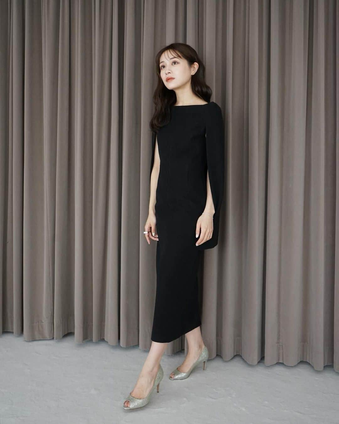 楫真梨子さんのインスタグラム写真 - (楫真梨子Instagram)「明日発売のNarrow line Cape Dress / Black  シャープなシルエットが美しいドレス。 深めに開いたボートネックが、首を長く、デコルテを美しく見せてくれます✨程よく厚みがあり滑らかな表面の生地は、上品な杢柄が特徴です。」12月1日 23時40分 - kajimari1226