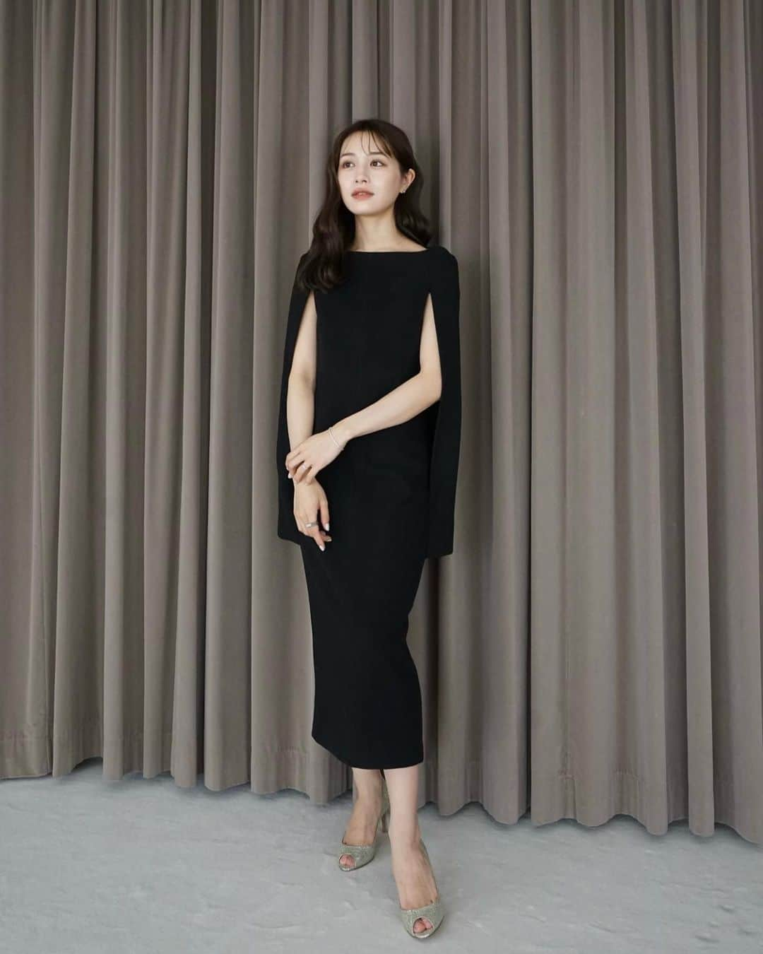 楫真梨子のインスタグラム：「明日発売のNarrow line Cape Dress / Black  シャープなシルエットが美しいドレス。 深めに開いたボートネックが、首を長く、デコルテを美しく見せてくれます✨程よく厚みがあり滑らかな表面の生地は、上品な杢柄が特徴です。」