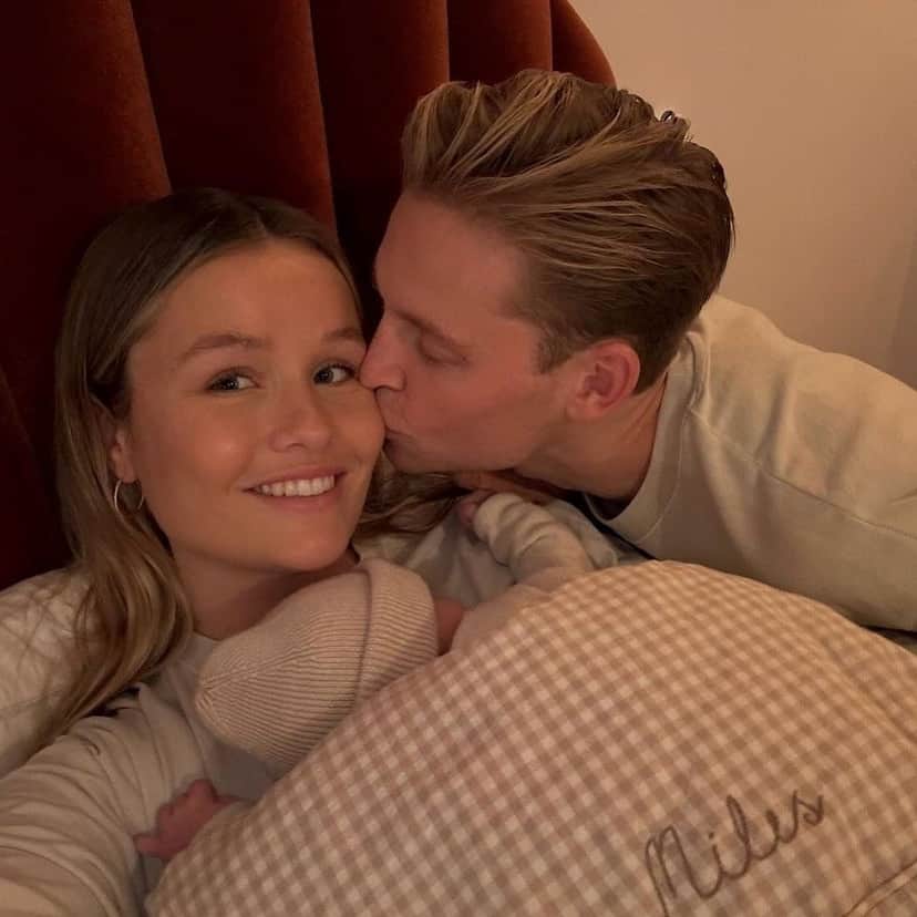 のインスタグラム：「A new culer is born! 😍 Moltes felicitats, @mikkykiemeney & @frenkiedejong! 💙❤️」