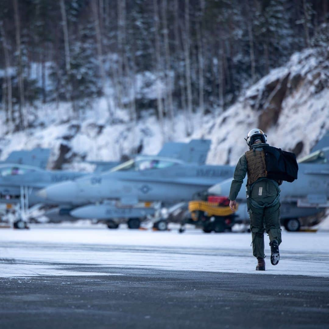 アメリカ海兵隊さんのインスタグラム写真 - (アメリカ海兵隊Instagram)「Freezing Winds ❄️  📍 Tampere-Pirkkala Air Base, Finland (Nov 20, 2023)  #Marines with Marine All Weather Fighter Attack Squadron (VMFA(AW)) 224 conduct flight operations in preparation for exercise Freezing Winds 23.  FW23 increases U.S., Finland, and NATO #AlliesandPartners interoperability in operational logistics, integrated fires, and amphibious operations in and around Baltic Sea.   📷 (U.S. Marine Corps photo by Cpl. Adam Henke)  #USMC」12月1日 23時52分 - marines