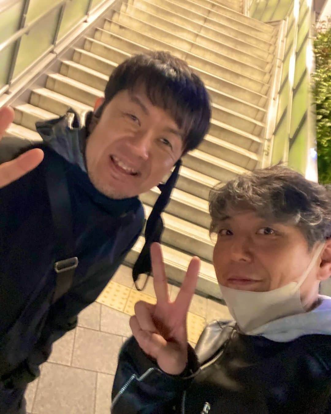 黒川忠文のインスタグラム：「ツキイチで会ってるツッチー 今日は香里園「しゃぶしゃぶ藤」でお食事〜めちゃ美味い♪ 51歳のおっさん達はお腹パンパンです。 という事は大阪に前のり、明日は関テレ「ＬＩＶＥコネクト！」出演ですね、関西の人は観ましょう〜  #土田晃之  #LIVEコネクト！  #しゃぶしゃぶ藤」