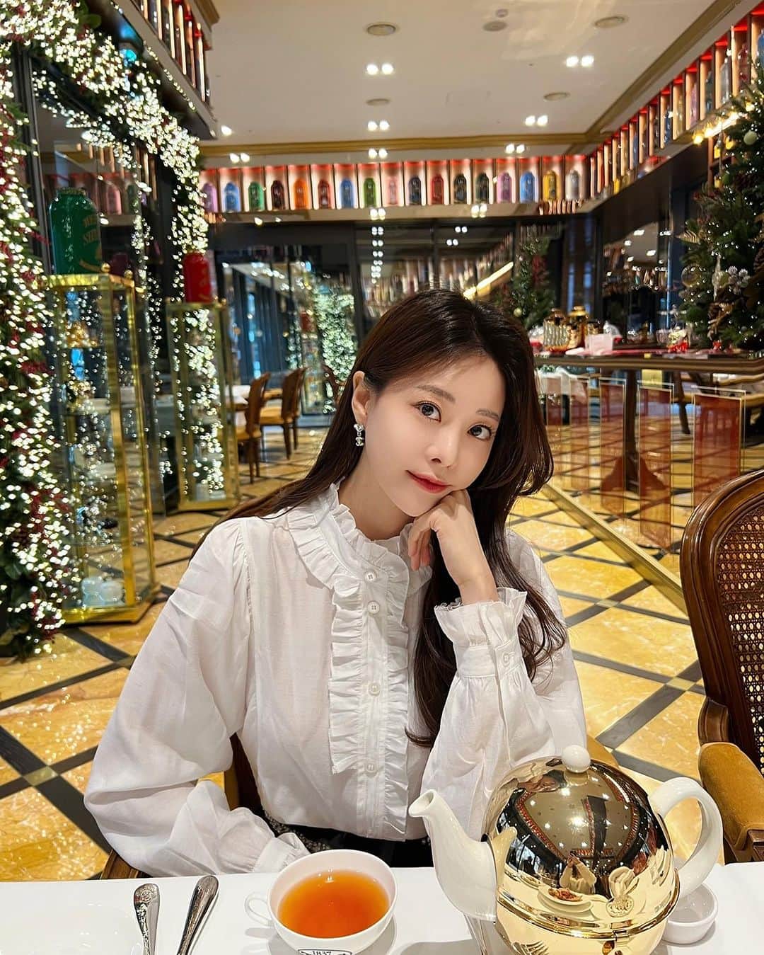 キム・ミニョンのインスタグラム：「성수 twg 너~~~무 예뻐요 ❤️ 밥도 맛있구 가격도 괜찮구 추천하는곳 😘 들를때마다 루이보스티 꼭 사옴 😆」