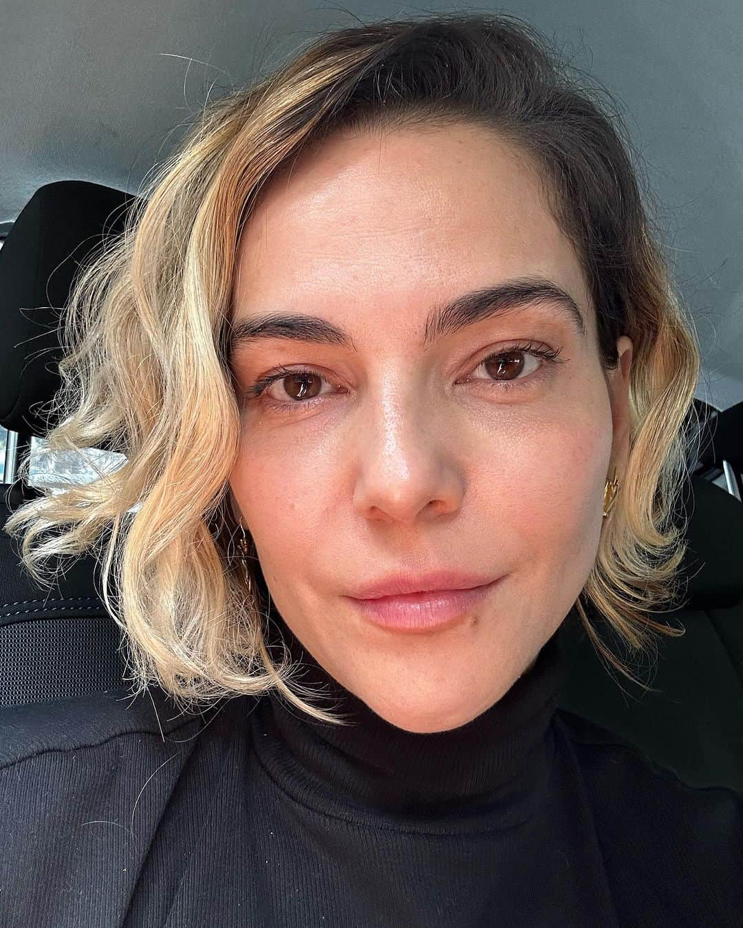 Tainá Müllerさんのインスタグラム写真 - (Tainá MüllerInstagram)「Pá! Bom dia sem filtro e sem paciência pro trânsito de final de ano 😶‍🌫️  É impressão minha ou as pessoas ficam ainda mais loucas nessa época?」12月1日 23時47分 - tainamuller