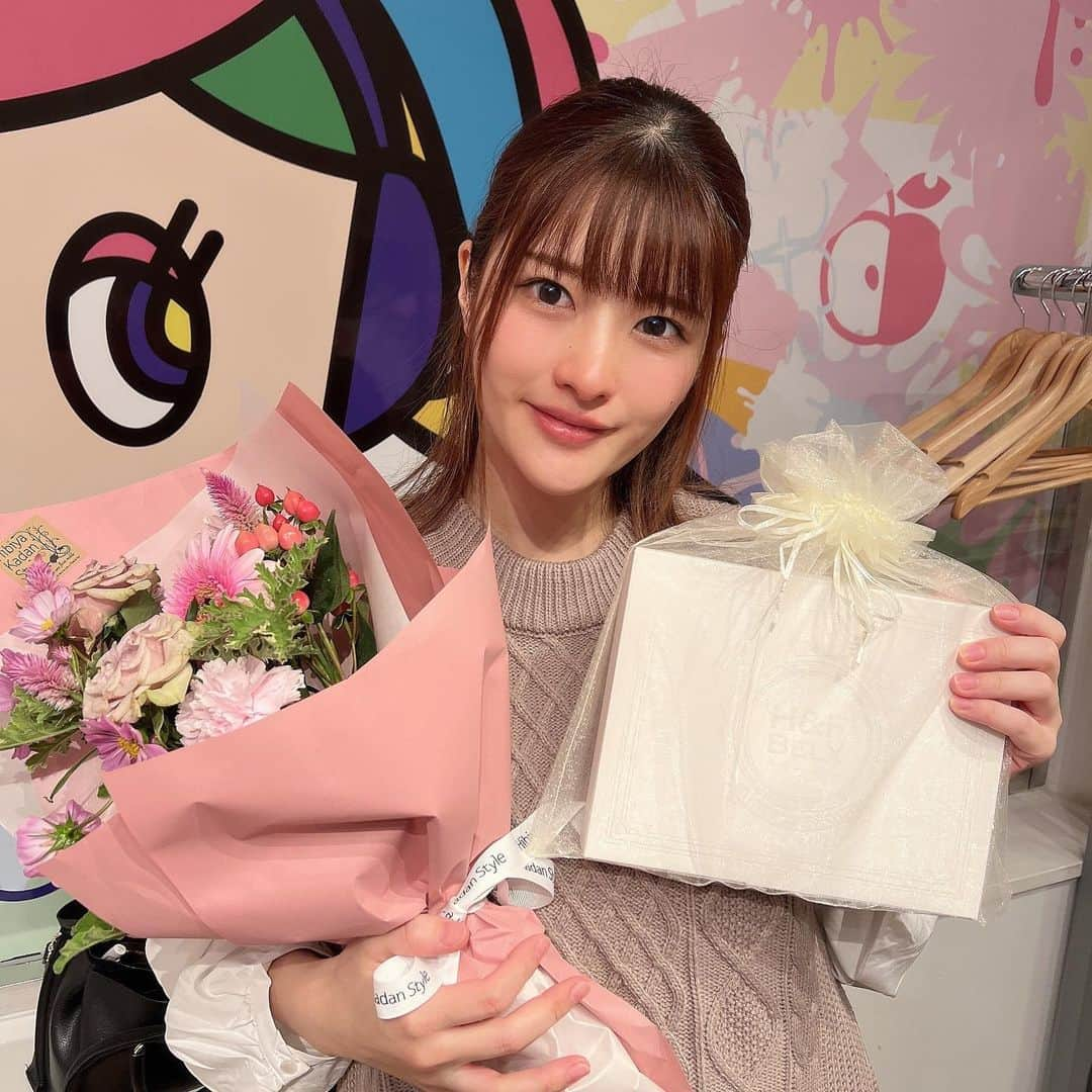 上矢えり奈さんのインスタグラム写真 - (上矢えり奈Instagram)「＊-＊-＊-＊-＊-＊-＊-＊  約2年ほどレギュラーで出演させていただいた 毎月一回の渋谷クロスFMさんでの公開ラジオ📻  10月のお誕生日お祝いしていただきました💐✨ ありがとうございます☺️  直接おめでとうって会いに来てくれたみんなにも感謝！  そして、長い間お世話になった番組ですが 12月23日(土)が、最終回になります！  ぜひ最終回、温かく見守ってください~！ 最後まで私たちらしく楽しみます😌  erina.  ＊-＊-＊-＊-＊-＊-＊-＊  #渋谷クロスFM #公開ラジオ」12月1日 23時48分 - k.erinyann