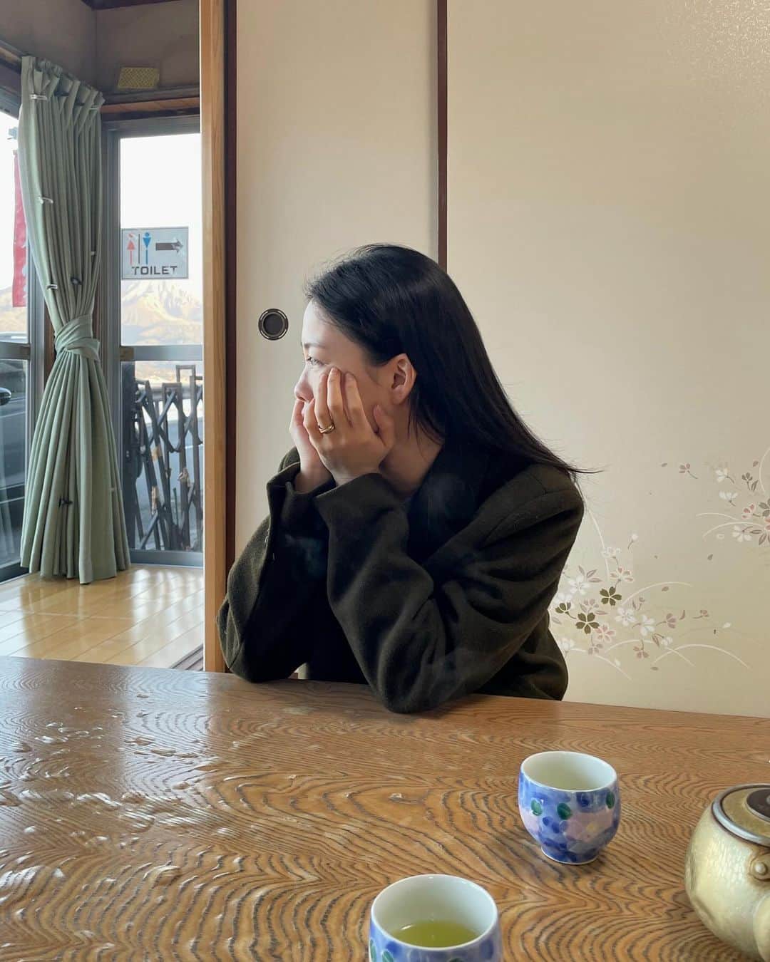 柿本絢菜 (24)のインスタグラム：「ねちっともちっとトロッとした両棒餅(じゃんぼもち)。明治から続く、100年以上の歴史あるお店らしい。 2本の串が刺さっているのは、武士の刀の二本差しにちなんだという説が。  でぇっかい桜島を前に鹿児島名物いただきながら。 「じいちゃんも桜島見てたんやろうか」」