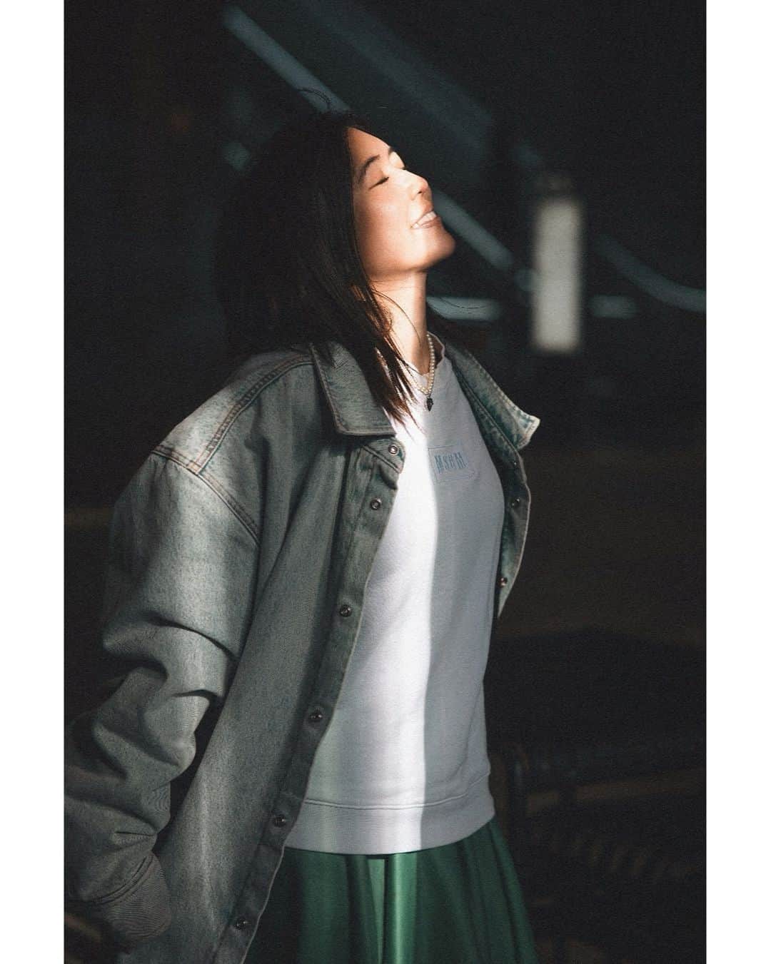 坪井安奈のインスタグラム：「自然体とは。というのを最近考える。 怠惰でもなく、頑張りすぎるのでもなく。 どこが私の自然体なのだろう。  photo by @derrickongphotography   #shibuya #tokyo #lightandshadow」