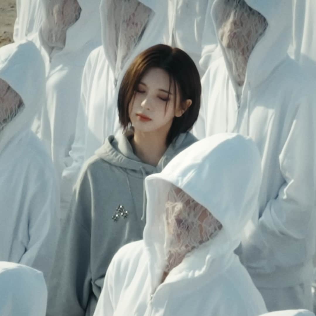 のインスタグラム：「NMIXX ‘Soñar (Breaker)’ M/V Teaser  https://youtu.be/pcOzpHvU8pc  PRE-RELEASE DIGITAL SINGLE  ‘Soñar (Breaker)’ ➫ 2023.12.04 18:00 (KST)  2nd EP ‘Fe3O4: BREAK’ ➫ 2024.01.15 18:00 (KST)  #NMIXX #엔믹스 #Fe3O4_BREAK #Soñar」