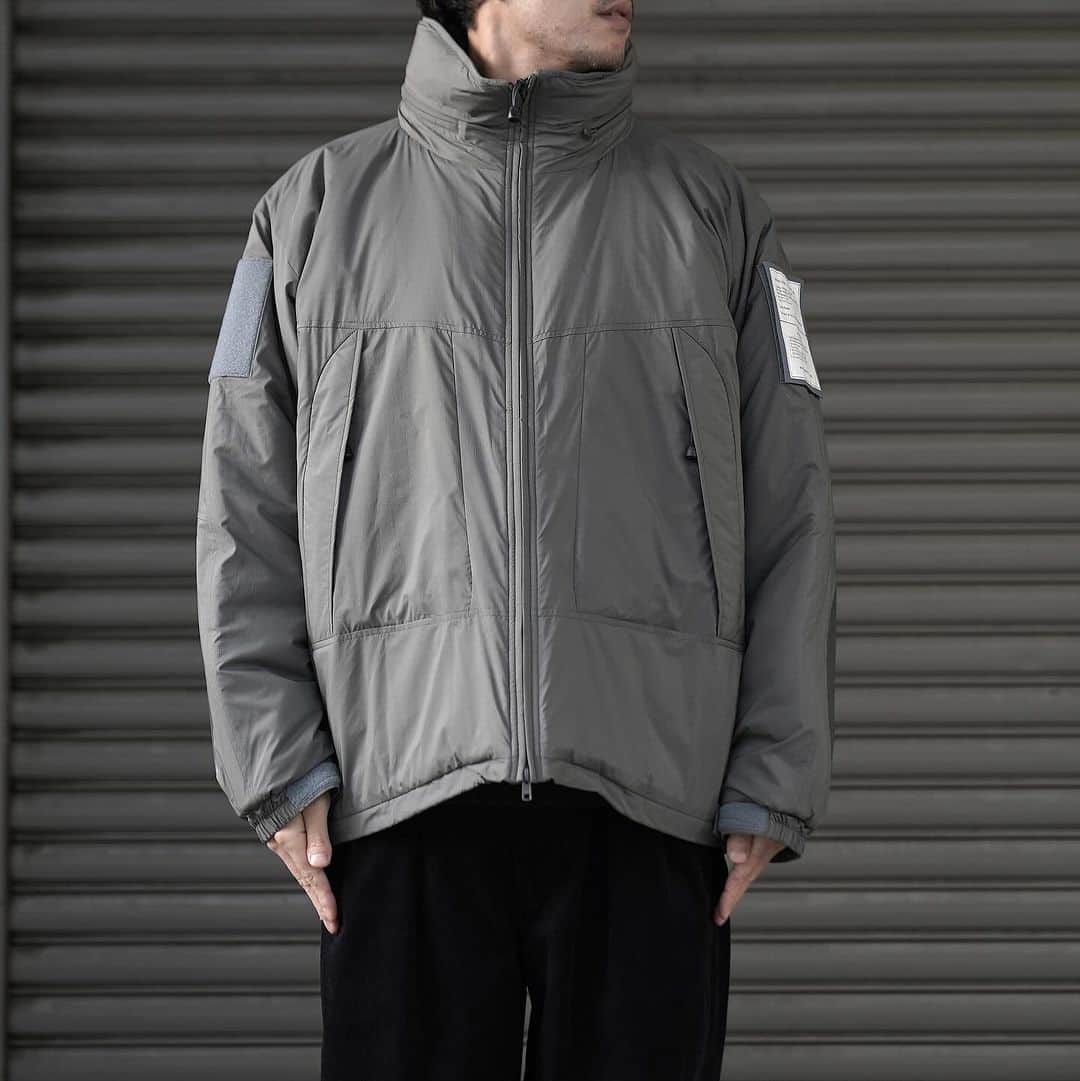 MāWのインスタグラム：「. [N.HOOLYWOOD x WILD THINGS] MONSTER PARKA  N.HOOLYWOODと、US軍に装備を提供をしている”WILD THINGS”とのコラボレーションモデル。  デザイナー尾花氏が所有する米軍特殊部隊で採用されているPCU LEVEL 7のモンスターパーカーの初期型をベースに製作された昨シーズンリリースされたモデルをモディファイ。  シェルには極薄軽量ながら強度が高いパーテックスナイロンを使用。柔らかく通気性に優れた快適な着心地を実現。中綿には保温性・軽量性・撥水性・柔軟性・通気性やイージーケアという特徴から、ダウンの代わりにプリマロフトをインストール。  ショート丈の温かいアウターというとMA-1やダウンジャケットになりがちですか、それとはまた違った選択肢。  軽くて温かい、水濡れにも強いし、ポケットから裾のドローコードも締めれらて、とにかくイージーケアで便利。  タフでクールなショート丈のこのネーミング通りの“モンスター”なこちらは、この冬のメインアウターとしておすすめの一着です。   #mawsapporo #MāW #insonlinestore #nhoolywood #wildthings #sapporo #hokkaido」
