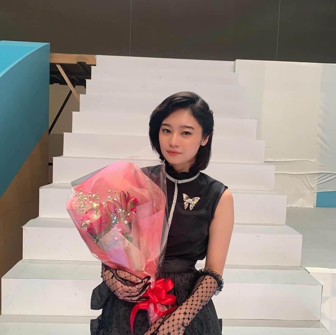 吉柳咲良さんのインスタグラム写真 - (吉柳咲良Instagram)「#アイドル誕生 輝け昭和歌謡 ありがとうございました。  こんな手が震えるような、気持ちにずっしりと重みがくるような役が、今後来るのか。と思うほどに大きいプレッシャーを感じていました。それだけ私の中で尊敬の気持ちが大きな方でした。そんな大先輩を演じさせていただけたこと、光栄です。たくさんの方々に届いて、それがどんな結果としてかえってくるのかは分かりませんが、私自身演じきれてよかったと心から思っています。そんな素敵な作品は、来年1月2日 21時〜もNHKBSで放送します。 ぜひご覧ください。」12月1日 23時53分 - kiryusakura_official