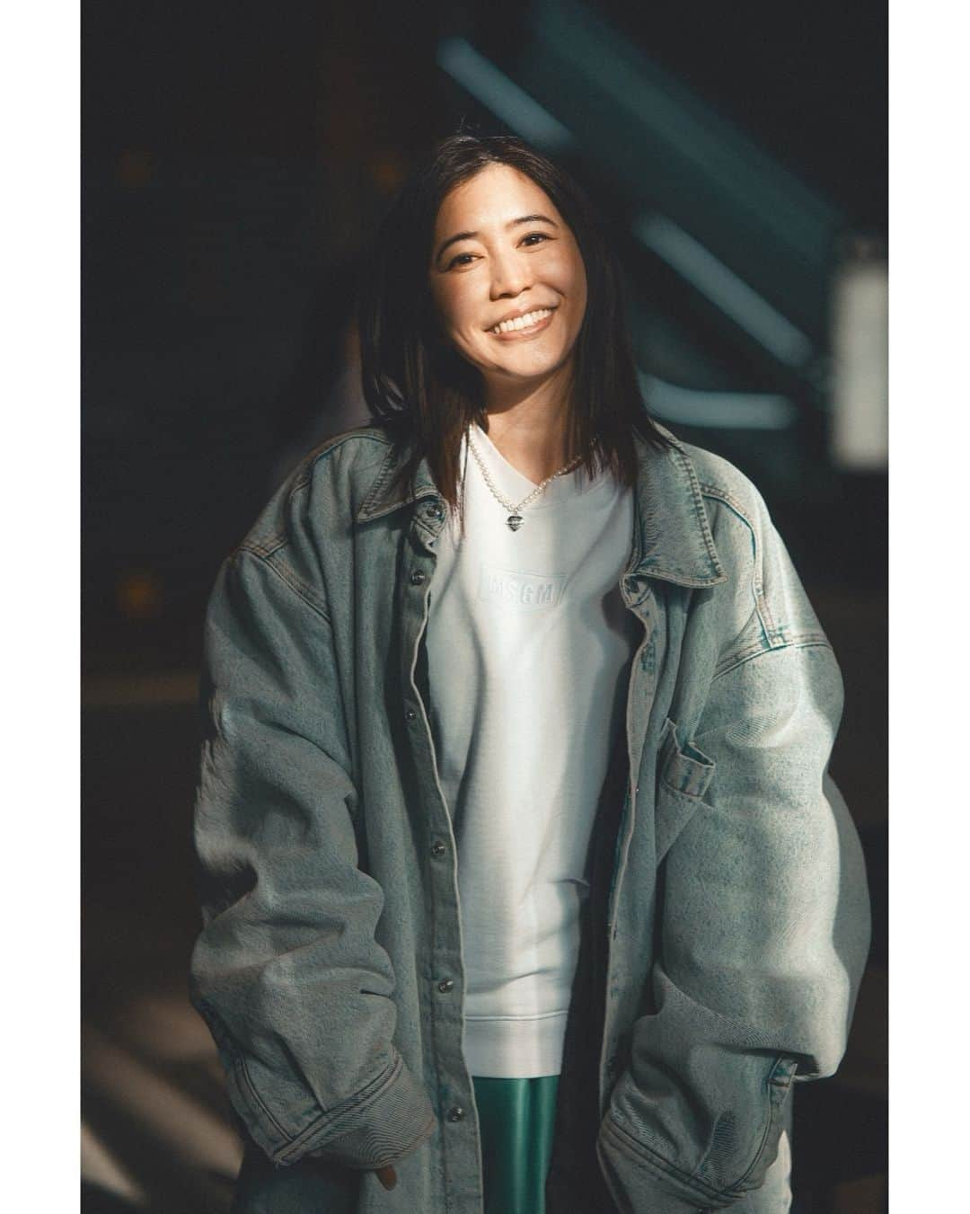 坪井安奈のインスタグラム：「photo by @derrickongphotography   coat @alexanderwangny  tops @msgm_tokyo  skirt @emiliopucci  necklace @s_s.il   #shibuya #tokyo #lightandshadow」