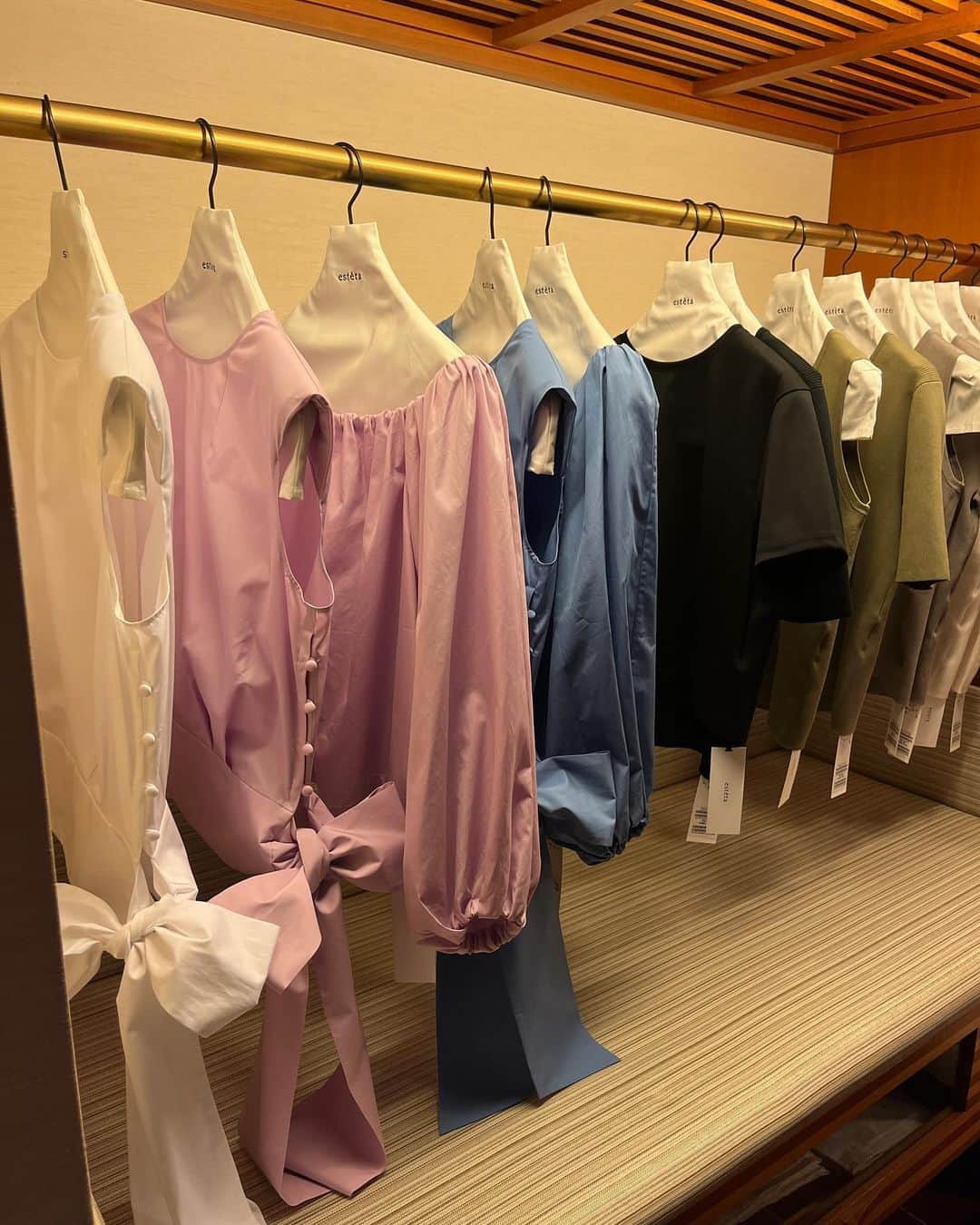 福田葉子さんのインスタグラム写真 - (福田葉子Instagram)「同じくスタイルのあるぶれないブランド、　 @esteta_jp エステータ、審美眼という名の 展示会へ。ペニンシュラホテルのスイートだったのでドゥロワー丸の内店からすぐ。 スタイリスト髙橋リタさん　@jojopon そのものみたいな新ブランド、2シーズン目のコレクション。コンサバ育ち、カジュアルマインドの両軸をナチュラルに持つ大人の女性のための服たち。  上質な素材をミリ単位で細やかにこだわって仕立てた、ということが触れると伝わる。着て動いたときにストレスないように、大人の女性が気にする体型カバーもさりげなく、という心遣いと思いが凝縮。  写ってないけど2型のパンツがよかった。タックパンツとワイド、どちらもちょいモードだけどスニーカーにも合う今のベーシック。なんと9サイズ展開というのもすごい。サイズがないのではという不安がない。伊勢丹で試着して買おうっと。リタブランドのパンツには全幅の信頼を置いているのです。 シャツの最高峰、トーマス・メイソンの生地を使ったトップスも素晴らしい。撮り忘れたドレス、初のプリントアイテムも素敵！この柄か、と膝を打つこと間違いないのでぜひ見てほしい。シンプルなTシャツも絶対買う。買っちゃう。 リタさんとの話に夢中でいろいろ撮り損ねましたが会えて嬉しかった。リタ本を編集担当できたことは私の誇りです。最近なんだか似合う服がない、と思ってるおしゃれ迷子な人にもおすすめ。 #esteta #2024ss #style #fashion #ritatakahashi #stylist #エステータ　#髙橋リタ　#スタイリスト　#展示会　#2024春夏　#おしゃれ迷子　#おすすめ　#リタベーシック　#リタベーシックのすべて #本　#小学館　#編集者」12月1日 23時55分 - yoyoyokoko