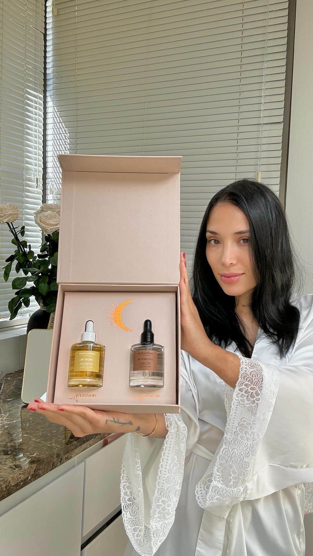 Luisa Fernanda Wのインスタグラム：「Si quieres que tu pelo se vea siempre brillante y se sienta suave, debes que usar estos óleos de AMAZÔNICA BELEZA, además que tienen una fragancia deliciosa, hidratan y reparan intensamente. Estoy feliz por la recuperación de mi pelo y este es uno de mis mejores secretos!  @amazonicabeleza @amazonicabelezausa」