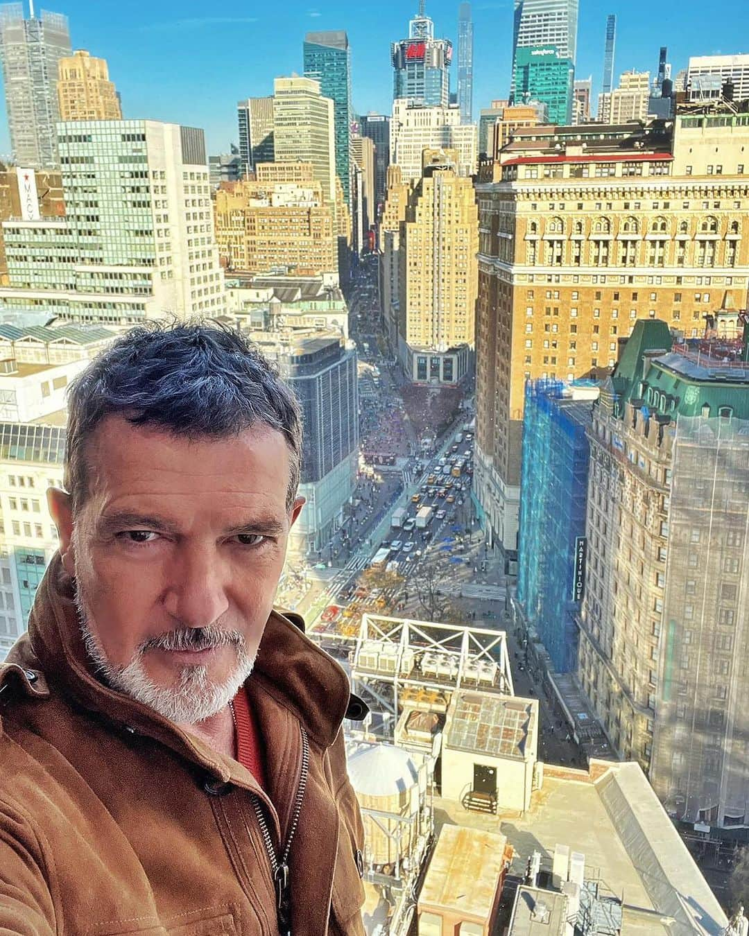 アントニオ・バンデラスさんのインスタグラム写真 - (アントニオ・バンデラスInstagram)「Greetings from New York!  Saludos desde #NYC 👋🗽」12月1日 23時57分 - antoniobanderas