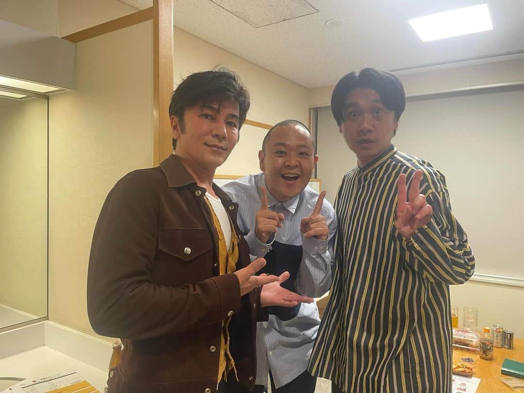 児玉智洋のインスタグラム：「『酒のツマミになる話』ありがとうございました！ 武田真治さん、面白すぎたし、凄い優しい方でした。。  あと、スタッフさんにいただきました、、 嬉しすぎます。。ありがとうございます！！！  #武田真治  さん #酒のツマミになる話 #サルゴリラ」