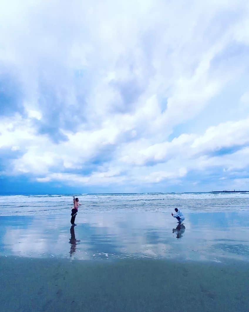 服部ひで子さんのインスタグラム写真 - (服部ひで子Instagram)「稲佐の浜を毎日散歩しているお爺ちゃまが、こんな素敵な写真を撮ってくれたよ😊✨  ４年前に この浜で出会って  １年に１回 この浜で再会するお爺ちゃま。  今年もお互い元気に会うことが出来ました(* ´ ▽ ` *)✨ 出雲で繋がった素敵なご縁に感謝です🌈  #島根県 #出雲 #出雲大社 #稲佐の浜  #神在月 #神在祭」12月1日 23時58分 - hideko_hattori