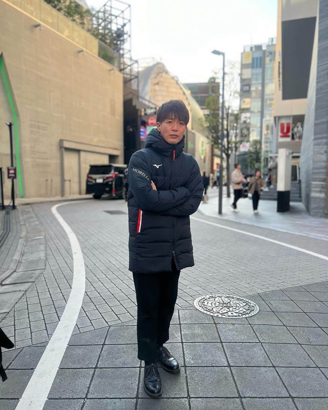 辻井亮平さんのインスタグラム写真 - (辻井亮平Instagram)「今年もこいつの出番がやって来ました。  モレリアのダウンの季節が。  革靴を合わせる事で完全にサッカーの代表監督感が出せます。  前から歩いてくる人の反応が違うもんな。  『あ、、、！何かええチームの監督かも、、、！ええチームの監督はやっぱり普段からピシッとしてはるな、、、！』  という空気をひしひしと感じます。  このコーデは芸人では俺だけです。  最高です。  #サッカーに憧れた全国の皆さん #モレリアは #履くものや思うてたやろ #俺はモレリアを #羽織りもするんやで #山さん」12月2日 0時09分 - aironhed_tsujii