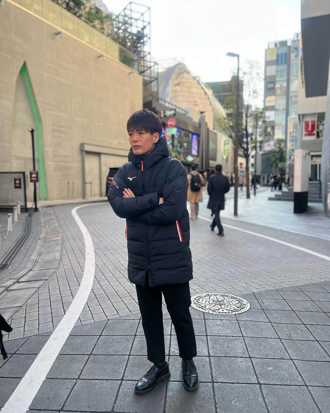 辻井亮平さんのインスタグラム写真 - (辻井亮平Instagram)「今年もこいつの出番がやって来ました。  モレリアのダウンの季節が。  革靴を合わせる事で完全にサッカーの代表監督感が出せます。  前から歩いてくる人の反応が違うもんな。  『あ、、、！何かええチームの監督かも、、、！ええチームの監督はやっぱり普段からピシッとしてはるな、、、！』  という空気をひしひしと感じます。  このコーデは芸人では俺だけです。  最高です。  #サッカーに憧れた全国の皆さん #モレリアは #履くものや思うてたやろ #俺はモレリアを #羽織りもするんやで #山さん」12月2日 0時09分 - aironhed_tsujii