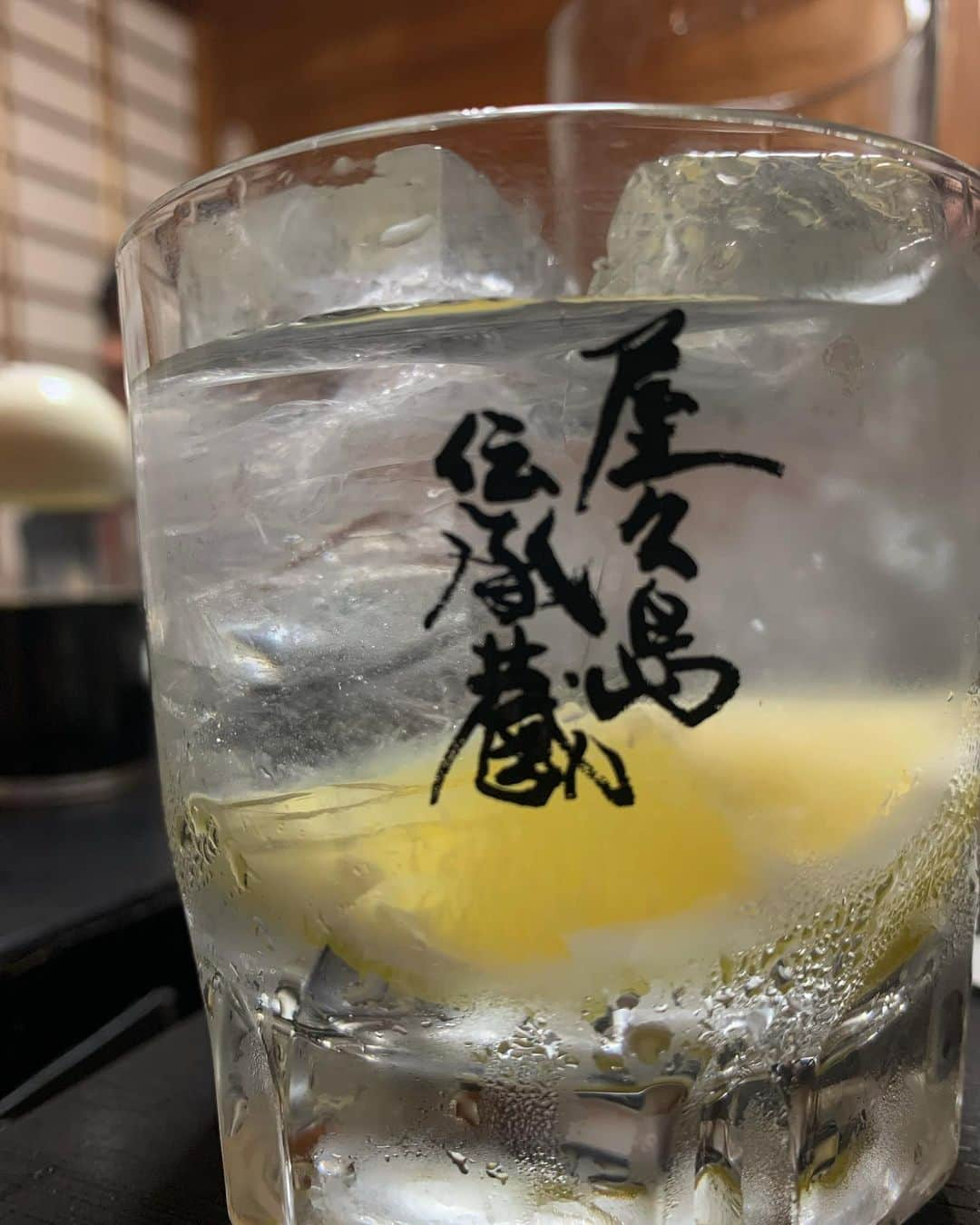 名倉七海さんのインスタグラム写真 - (名倉七海Instagram)「屋久島に来ています。 普段は飲まない芋焼酎をいただきましたが、 屋久島の芋焼酎「愛子」とても飲みやすかったです。 そしてお水が甘くておいしい、、  お昼に食べた #潮騒 さんのエビフライは ものすごく大きくて衝撃でした。おいしかったなあ🍤  明日は屋久島高校にて「環境クリスマスフェスタ」 屋久島の皆さんに会えるのがたのしみです、、！」12月2日 0時01分 - nanaminagura