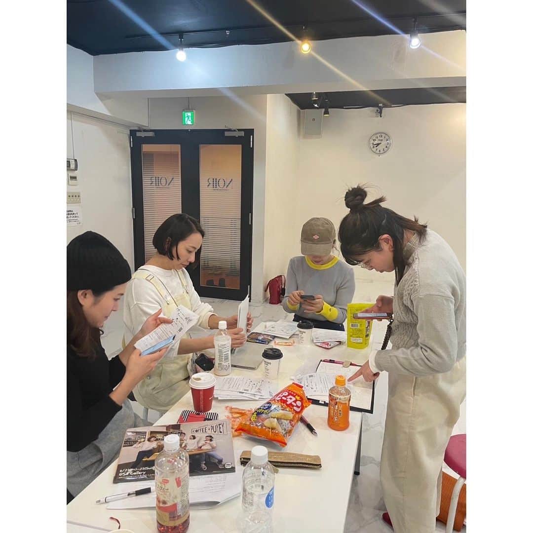 川崎優さんのインスタグラム写真 - (川崎優Instagram)「. . みんながそれぞれなりに ここまでの人生でしてきた経験を持ち寄って。  稽古の中で、動いてみて、喋ってみて、ときにはケラケラ笑いながら…いつのまにかアイディアがうまれたり発見があります。  ずっとワクワクしてて カラダが痛いです🍃  訴えたいこともなにもないけれど、あたたかく…いろんなものを来てくださる方々と共有できる場所になるようにしたいなぁ。 想いを持っていれば、ちゃんと近づいていくかも…といつも思っています。  いろんな価値観や考え方が世の中には無数にあって、『あなたはそう思うんだね』と、気持ちはわからなくても…あなたはそう感じているんだね、と言えたらいいな。  そして、みんなそれぞれ自分の気持ちや心を大切に、やりたいことをやってやりたいように。 周りの人に少しの思いやりと優しさをもてたらとても幸せだ〜  でもそうは言っても 日常を生きていたら、 うれしいことも、疲れていて落ち込むことも、怒ってしまうこともあるし、自分が情けなくなることもあるぅぅ  でもにんげんだもの〜 仕方ない！と自分を許しつつ。 誰かのことも許しつつ。  だからこそ、こんな私でもだれかの気持ちがすこしだけわかるような気もするし、寄り添えることもあるかもしれない。 想像ができるかもしれない。  よりよくなるように 悩むのではなく、 考えることをやめないで… そして好奇心のままに進みます🌝  自分が想像してなかった場所やものにたくさんたくさん出会って、ずっとワクワクして楽しいの増す、人生にしよう…素敵な友達をたくさん作ろう、と決めています✨  なんだか、そんなことを思った今日でした💐 12月14日、大名であるお芝居 coffee＋PUYEY☕️おかわり公演 ぜひ観にきていただけたらうれしいです😊  @coffee_plus000  @puyey_official  @miyu_noir  @ariariarisa.m」12月2日 0時01分 - yuu__noir