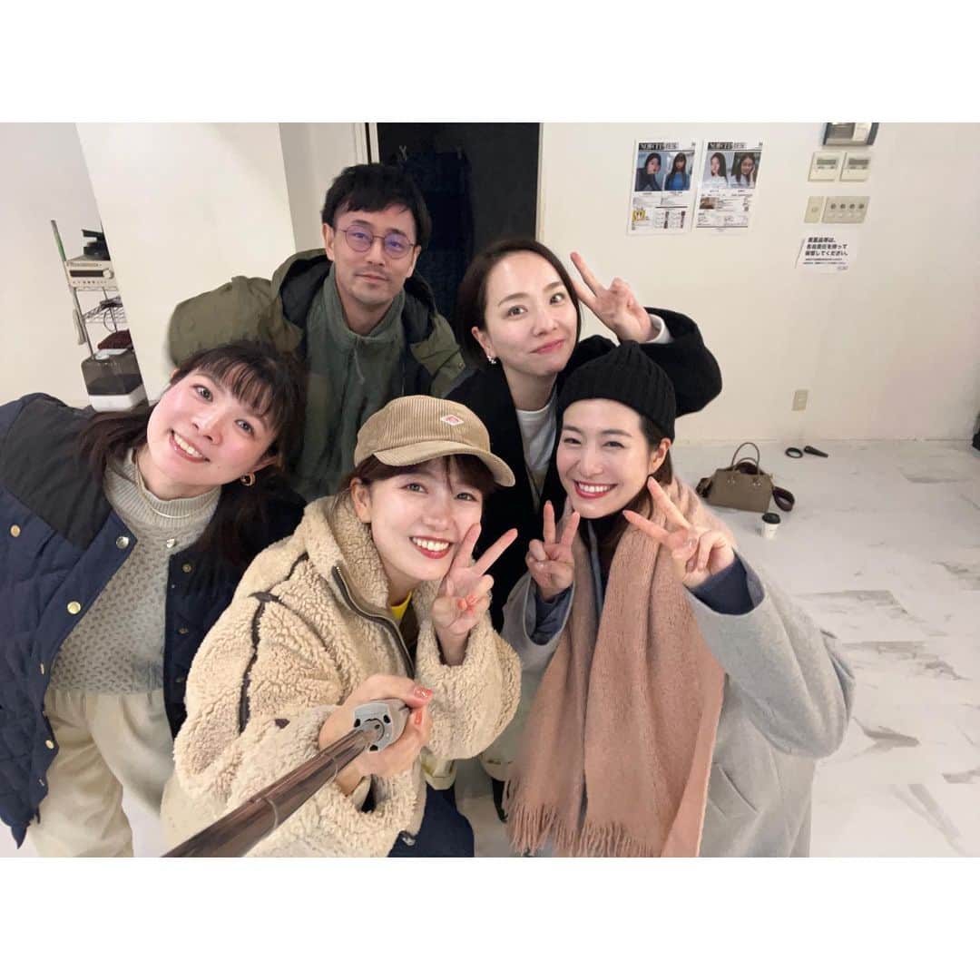 川崎優さんのインスタグラム写真 - (川崎優Instagram)「. . みんながそれぞれなりに ここまでの人生でしてきた経験を持ち寄って。  稽古の中で、動いてみて、喋ってみて、ときにはケラケラ笑いながら…いつのまにかアイディアがうまれたり発見があります。  ずっとワクワクしてて カラダが痛いです🍃  訴えたいこともなにもないけれど、あたたかく…いろんなものを来てくださる方々と共有できる場所になるようにしたいなぁ。 想いを持っていれば、ちゃんと近づいていくかも…といつも思っています。  いろんな価値観や考え方が世の中には無数にあって、『あなたはそう思うんだね』と、気持ちはわからなくても…あなたはそう感じているんだね、と言えたらいいな。  そして、みんなそれぞれ自分の気持ちや心を大切に、やりたいことをやってやりたいように。 周りの人に少しの思いやりと優しさをもてたらとても幸せだ〜  でもそうは言っても 日常を生きていたら、 うれしいことも、疲れていて落ち込むことも、怒ってしまうこともあるし、自分が情けなくなることもあるぅぅ  でもにんげんだもの〜 仕方ない！と自分を許しつつ。 誰かのことも許しつつ。  だからこそ、こんな私でもだれかの気持ちがすこしだけわかるような気もするし、寄り添えることもあるかもしれない。 想像ができるかもしれない。  よりよくなるように 悩むのではなく、 考えることをやめないで… そして好奇心のままに進みます🌝  自分が想像してなかった場所やものにたくさんたくさん出会って、ずっとワクワクして楽しいの増す、人生にしよう…素敵な友達をたくさん作ろう、と決めています✨  なんだか、そんなことを思った今日でした💐 12月14日、大名であるお芝居 coffee＋PUYEY☕️おかわり公演 ぜひ観にきていただけたらうれしいです😊  @coffee_plus000  @puyey_official  @miyu_noir  @ariariarisa.m」12月2日 0時01分 - yuu__noir