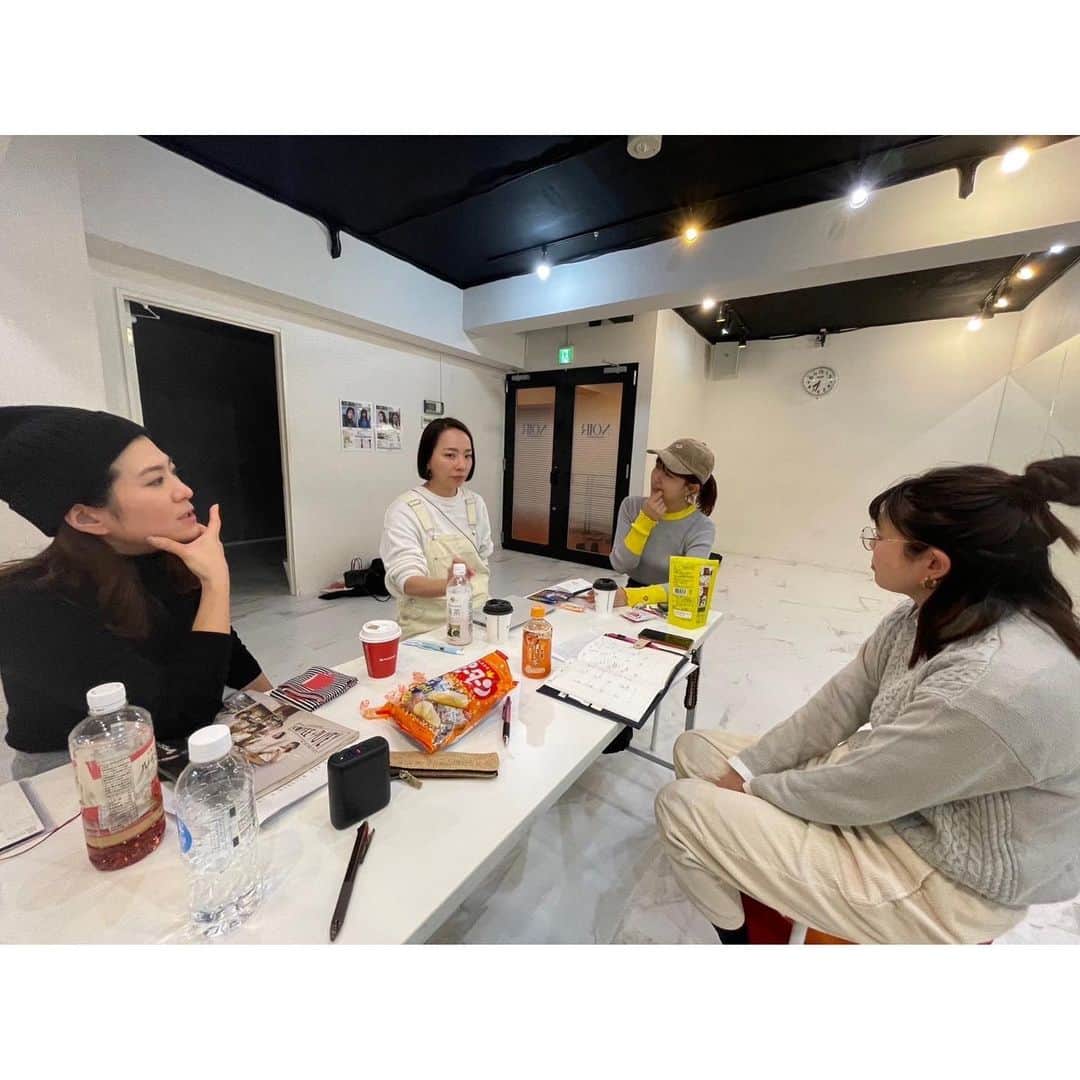 川崎優さんのインスタグラム写真 - (川崎優Instagram)「. . みんながそれぞれなりに ここまでの人生でしてきた経験を持ち寄って。  稽古の中で、動いてみて、喋ってみて、ときにはケラケラ笑いながら…いつのまにかアイディアがうまれたり発見があります。  ずっとワクワクしてて カラダが痛いです🍃  訴えたいこともなにもないけれど、あたたかく…いろんなものを来てくださる方々と共有できる場所になるようにしたいなぁ。 想いを持っていれば、ちゃんと近づいていくかも…といつも思っています。  いろんな価値観や考え方が世の中には無数にあって、『あなたはそう思うんだね』と、気持ちはわからなくても…あなたはそう感じているんだね、と言えたらいいな。  そして、みんなそれぞれ自分の気持ちや心を大切に、やりたいことをやってやりたいように。 周りの人に少しの思いやりと優しさをもてたらとても幸せだ〜  でもそうは言っても 日常を生きていたら、 うれしいことも、疲れていて落ち込むことも、怒ってしまうこともあるし、自分が情けなくなることもあるぅぅ  でもにんげんだもの〜 仕方ない！と自分を許しつつ。 誰かのことも許しつつ。  だからこそ、こんな私でもだれかの気持ちがすこしだけわかるような気もするし、寄り添えることもあるかもしれない。 想像ができるかもしれない。  よりよくなるように 悩むのではなく、 考えることをやめないで… そして好奇心のままに進みます🌝  自分が想像してなかった場所やものにたくさんたくさん出会って、ずっとワクワクして楽しいの増す、人生にしよう…素敵な友達をたくさん作ろう、と決めています✨  なんだか、そんなことを思った今日でした💐 12月14日、大名であるお芝居 coffee＋PUYEY☕️おかわり公演 ぜひ観にきていただけたらうれしいです😊  @coffee_plus000  @puyey_official  @miyu_noir  @ariariarisa.m」12月2日 0時01分 - yuu__noir