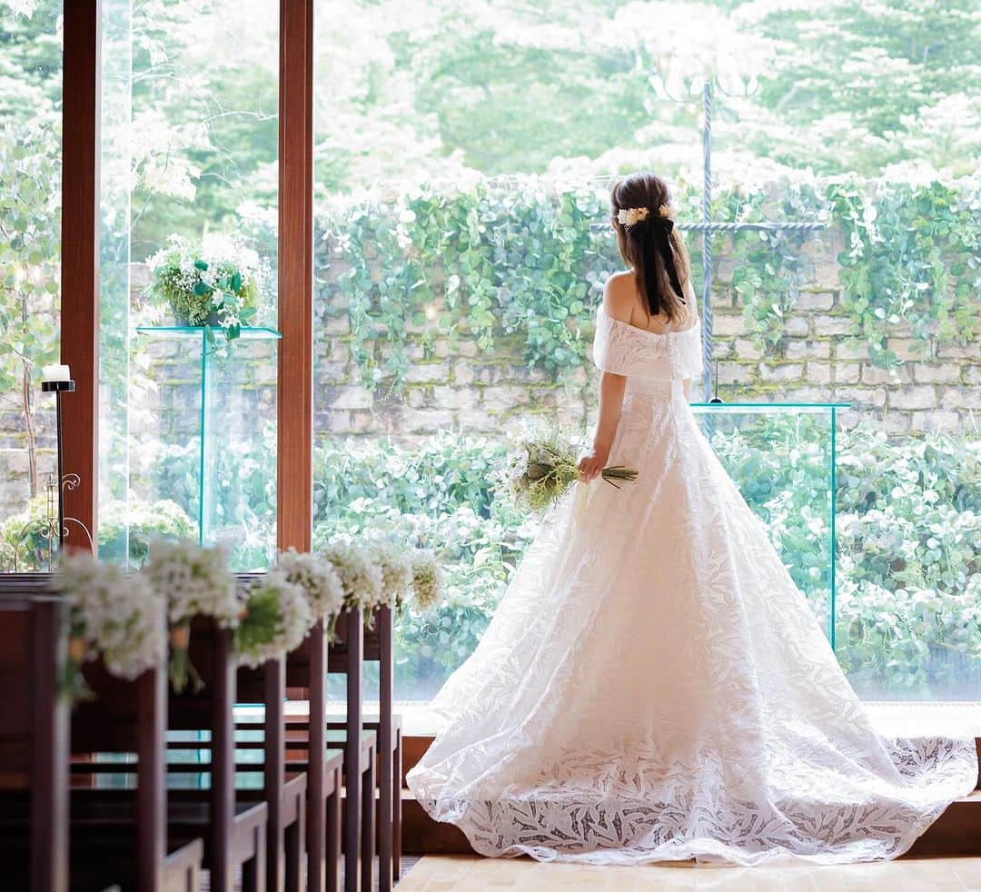 結婚式場 ヴィラ・デ・マリアージュ宇都宮さんのインスタグラム写真 - (結婚式場 ヴィラ・デ・マリアージュ宇都宮Instagram)「＊  系列店の#ヴィラデマリアージュ軽井澤 にて 前撮りを行った新郎新婦様の素敵なフォトをご紹介⭐️  おふたりの#思い出の場所 で ヴィラデマリアージュのカメラマンが おふたりらしさを引き出して撮影いたします📷  >>>>>>>>>>>>>>>>>>>⁡ ⁡⁡ #ブライダルフェア 受付中！⁡⁡ 12月限定の特典も盛りだくさん💐 詳しくはHPにて☟⁡⁡ @villas_des_mariages_utsunomiya ⁡ #ヴィラデマリアージュ #ヴィラデマリアージュ宇都宮 #栃木結婚式場⁡ #栃木結婚式⁡ #宇都宮結婚式場⁡ #宇都宮結婚式⁡ #栃木花嫁⁡ #栃木花嫁さんと繋がりたい⁡ #栃木ウェディング #栃木ウェディングフォト #結婚式前撮り  #結婚式ロケーションフォト  #宇都宮プレ花嫁」12月2日 8時30分 - villas_des_mariages_utsunomiya