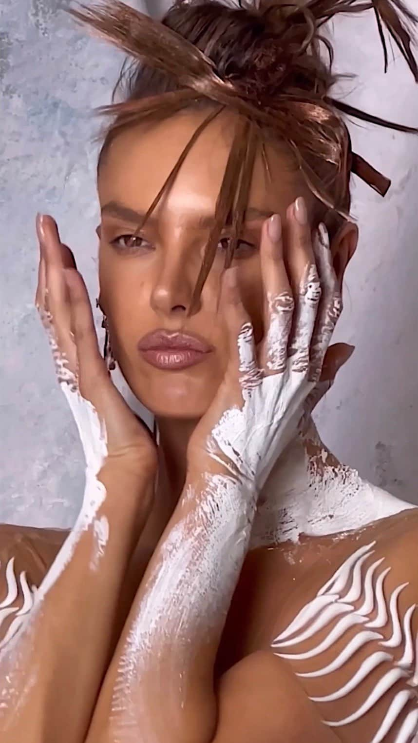 JO BAKERのインスタグラム：「A L E S S A N D R A • A M B R O S I O 🇧🇷 Molten hot… high heat metal and raw art texture on Brazilian goddess #alessandraambrosio for the #artbasel issue of @oceandrivemag 🔥 Shot by @gregswalesart  Style @stylememaeve  Hair @dimitrishair  Makeup by me #jobakermakeupartist 💋‼️  #makeupoftheday #makeup #fashion #editorial #bts #style #hot #brazilian #model #supermodel #iconic #makeupartist #makeupartistsworldwide #makeuplover #painting #paint #artbaselmiami #art #play #dewyskin #inspiration #makeupinspirations」