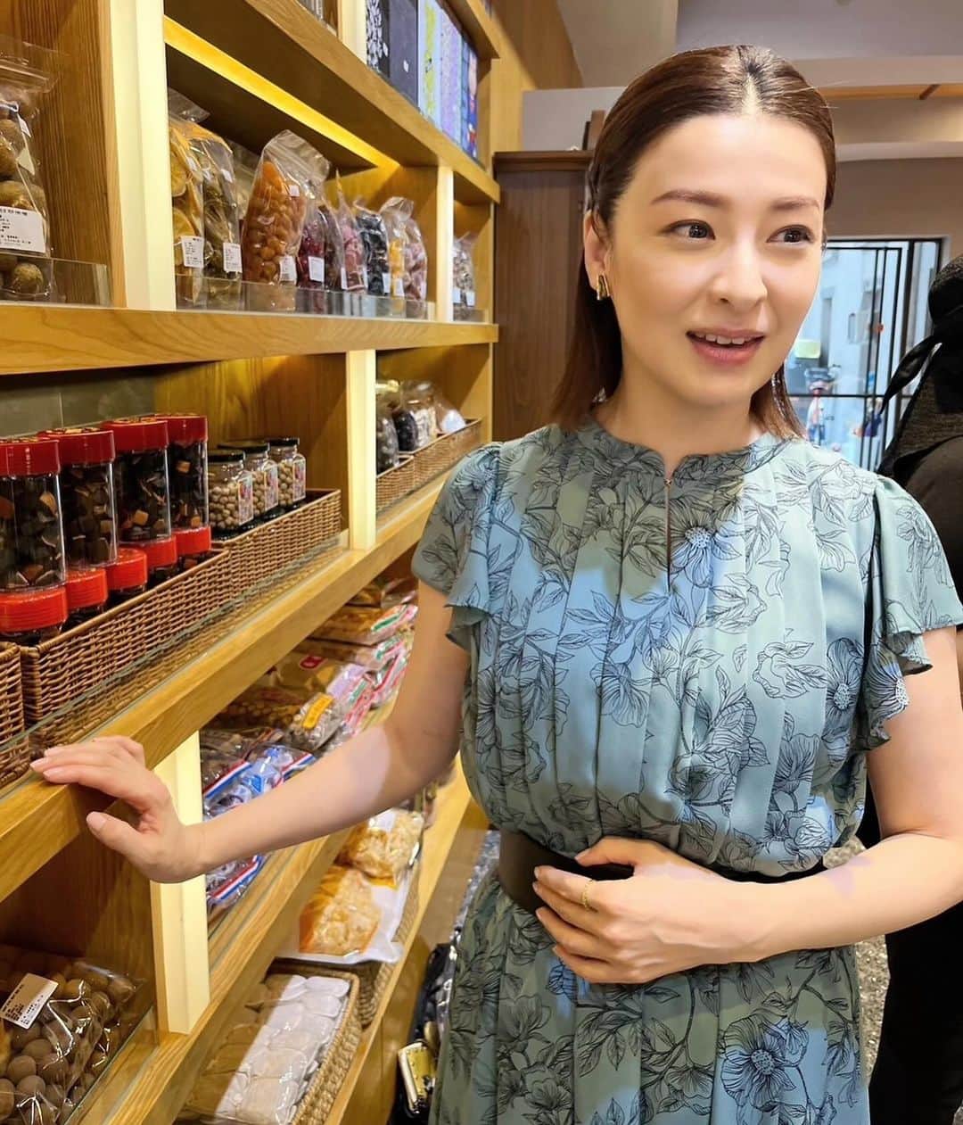 檀れいさんのインスタグラム写真 - (檀れいInstagram)「🌹🌹  アナザースカイで大好きな台湾に行って 参りました✨  台湾でやり残した事、やりたかった事を体験し、改めて台湾の素敵なところをいっぱい 満喫しました✨  そして何より人が穏やかで優しい国✨  心に残る素敵な旅となりましたよ✨  お写真はほんの一部😋 ちょこっとだけお見せします！ お伺いした乾物屋さんと台湾の夜を満喫した ひとコマ✨ 後はオンエアでお楽しみ下さいね😊  明日12月2日23時より日本テレビにて オンエアです✨  お時間ありましたらぜひご覧下さいね✨  追伸　スタッフの皆さんの温かなお心遣いに ずっと癒されていました✨ 感謝の言葉しかありません✨幸せです✨  檀れい🌹 　  #檀れい #danrei #アナザースカイ #台湾大好き #素敵な旅でした #スタッフの皆さんありがとうございました #感謝です #檀スタグラム」12月2日 0時05分 - danrei_official