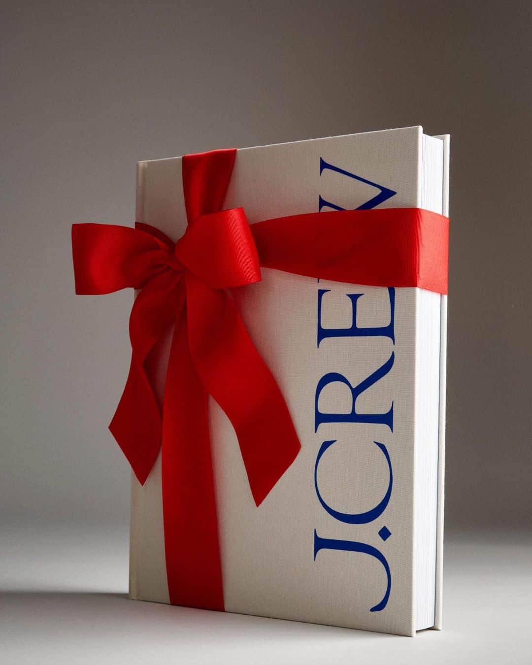 のインスタグラム：「A peek inside our (very-giftable) coffee-table book with @assouline…」