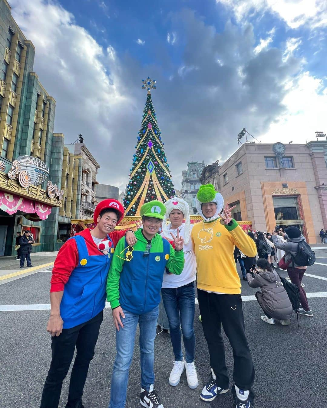 杉本裕太郎さんのインスタグラム写真 - (杉本裕太郎Instagram)「ユニバ🎡 良いリハビリになりました🚶 みんな歩くスピード合わせてくれてありがとうすき🎵 #思い出を作くる」12月2日 0時08分 - 99tarosu345