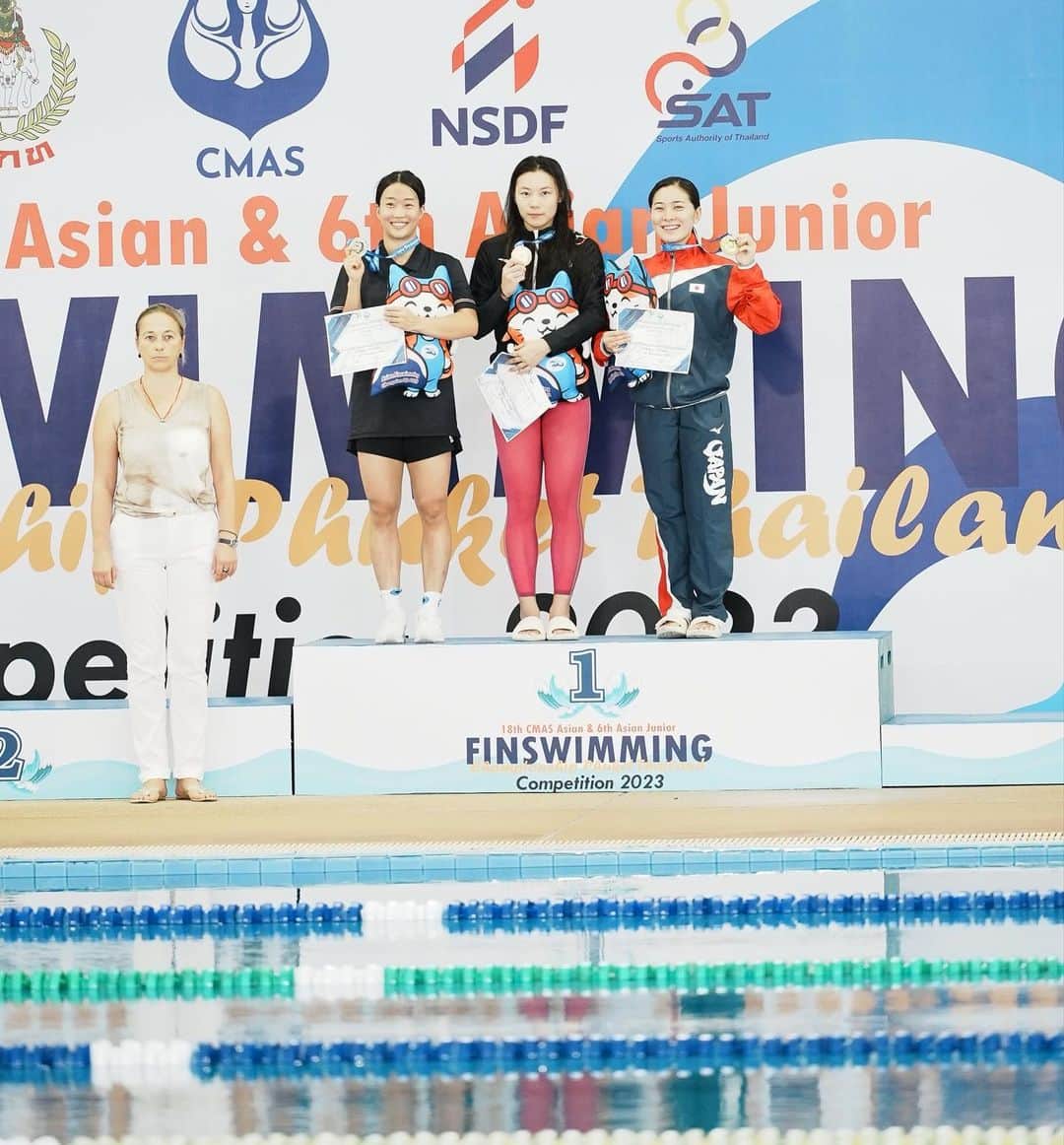 髙津奈々のインスタグラム：「18th CMAS Asian Finswimming Championship Phuket Thailand Competition 2023  ▶︎Result ・50m surface 18.30 🥉 自己ベスト&日本新記録樹立🎌 ・100m surface 41.80 4th place ・200m surface 1.36.62 4th place ・4×100m surface relay🥉  (第1泳者として41.52 自己ベスト&日本新記録樹立🎌) ・4×50m mix surface relay 4th place  たくさんのご声援、ありがとうございました。 無事にタイ・プーケットより帰国いたしましたので 結果をご報告させていただきます。  50mと100mで自己ベストを更新し、 日本記録を海外の地で更新できたことが今回自信になりました。  とはいえまだまだ欲しいタイムには到達できず、 まだまだ突き進んでゆくのみです！  これで今日現在 50m,100m,200m,400mサーフィスの 日本記録保持者となりました🇯🇵 残すは800mと1500mのみ。  現状の最善を尽くしたこの大会。 まだまだ目標に向かっての通過点だと再確認しました。  やらなくてはならないことが、 過去1番ではっきりとわかり大事な大会になりました。  現状に目を向け、 しっかりと取り組んでいきたいと思います。  世界で戦います。  引き続きどうぞ応援よろしくお願いいたします🙇‍♀️  #finswimming #asianchampionship  #アジア選手権　 #メダリスト  #日本代表 #日本記録樹立 #アスリート #フィンスイミング #スポンサー募集 #協賛企業募集  #所属先募集」
