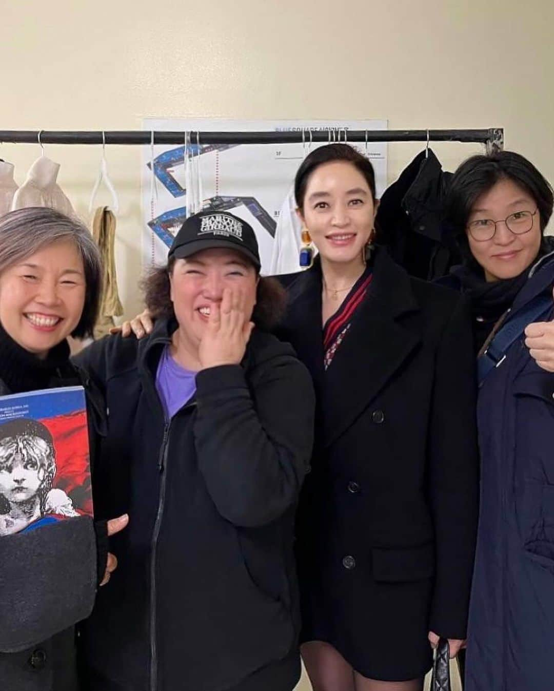 パク・ジュンミョンさんのインスタグラム写真 - (パク・ジュンミョンInstagram)「그저 사랑하는 마음뿐 …💞 혜수선배님! 감사합니다!!!! 오늘 공연한 동료들하고 사진 찍으것도 좀 올립니다!!! #레미제라블」12月2日 0時17分 - junmuynpark