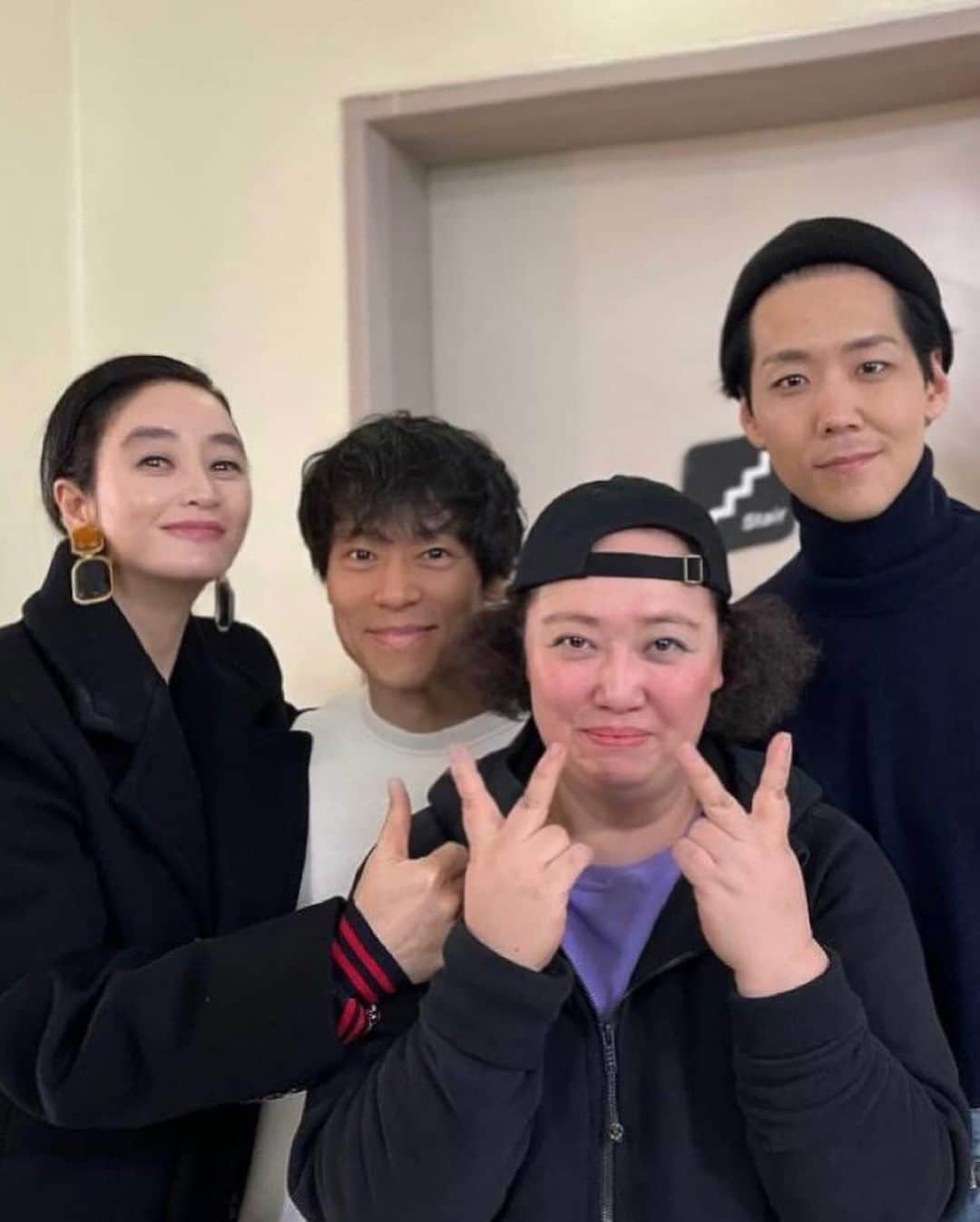 パク・ジュンミョンさんのインスタグラム写真 - (パク・ジュンミョンInstagram)「그저 사랑하는 마음뿐 …💞 혜수선배님! 감사합니다!!!! 오늘 공연한 동료들하고 사진 찍으것도 좀 올립니다!!! #레미제라블」12月2日 0時17分 - junmuynpark