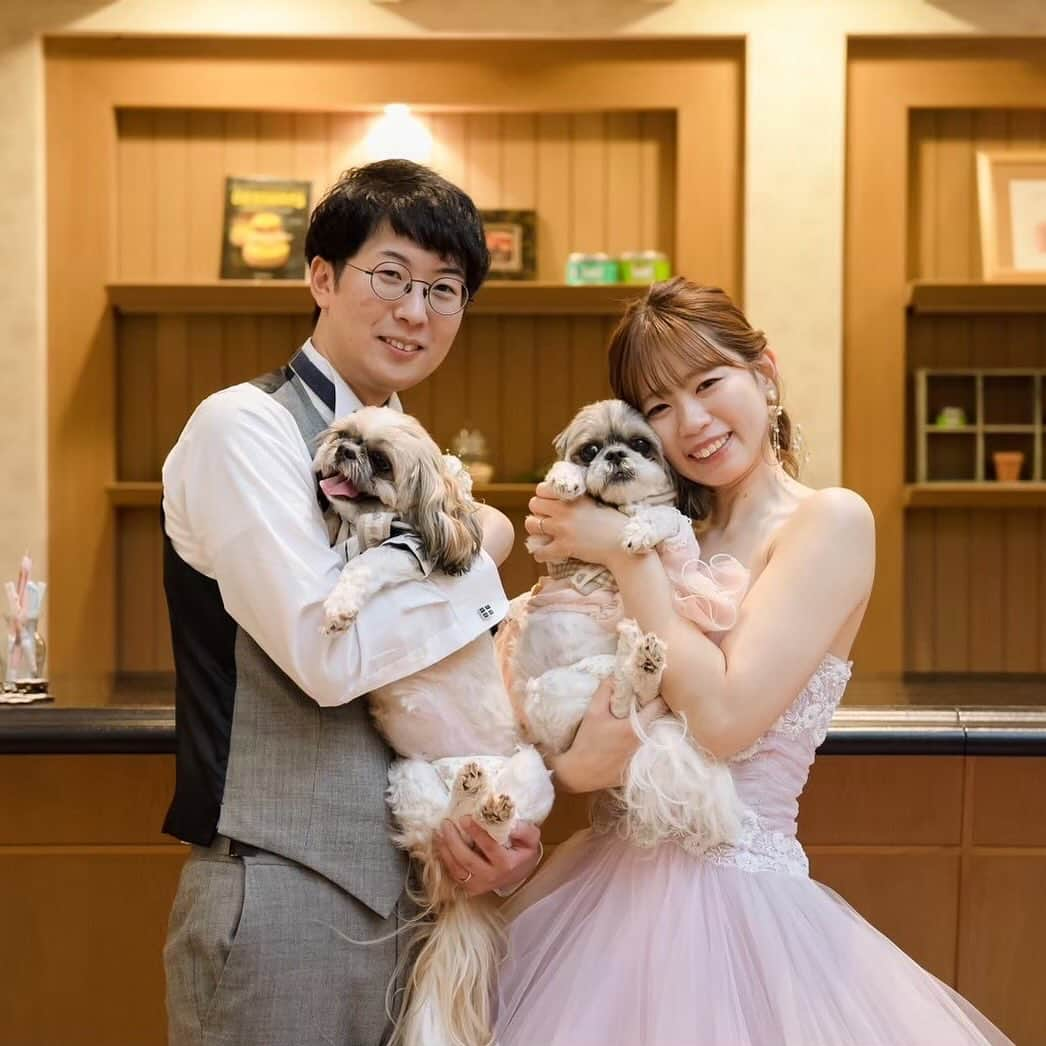 結婚式場 ヴィラ・デ・マリアージュ宇都宮さんのインスタグラム写真 - (結婚式場 ヴィラ・デ・マリアージュ宇都宮Instagram)「＊  大好きなワンちゃんとの#ペットウエディング  結婚式でも一日中一緒に居ることが出来ます🐾  国産素材を使用した#ワンちゃんフード も 結婚式でお出ししております🌟  >>>>>>>>>>>>>>>>>>>⁡ ⁡⁡ #ブライダルフェア 受付中！⁡⁡ 12月限定の特典も盛りだくさん💐 詳しくはHPにて☟⁡⁡ @villas_des_mariages_utsunomiya ⁡ #ヴィラデマリアージュ #ヴィラデマリアージュ宇都宮 #栃木結婚式場⁡ #栃木結婚式⁡ #宇都宮結婚式場⁡ #宇都宮結婚式⁡ #栃木花嫁⁡ #栃木花嫁さんと繋がりたい⁡ #栃木ウェディング #栃木ウェディングフォト #結婚式前撮り  #結婚式ロケーションフォト  #宇都宮プレ花嫁 #ペットウエディング  #ペットウエディングフォト  #いぬすたぐらむ  #リングドッグ」12月3日 8時30分 - villas_des_mariages_utsunomiya