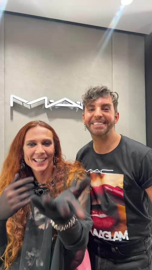 M•A•C Cosmetics Franceのインスタグラム：「JOURNÉE INTERNATIONALE DE LUTTE CONTRE LE SIDA 🫶  Revivez notre #MacLive avec notre Senior Artist @tomsapin et le comédien, styliste et chanteur @romainbrauoff !   ENSEMBLE, nous sommes plus forts : la mobilisation doit continuer pour lutter contre le Sida !  Rendez-vous sur notre site (lien en bio) pour découvrir comment nous nous engageons chaque jour pour le monde qui nous entoure grâce à notre gamme #VivaGlam ! 💗  #MacCosmetics #MacCares#MacVivaGlam #RomainBrau」