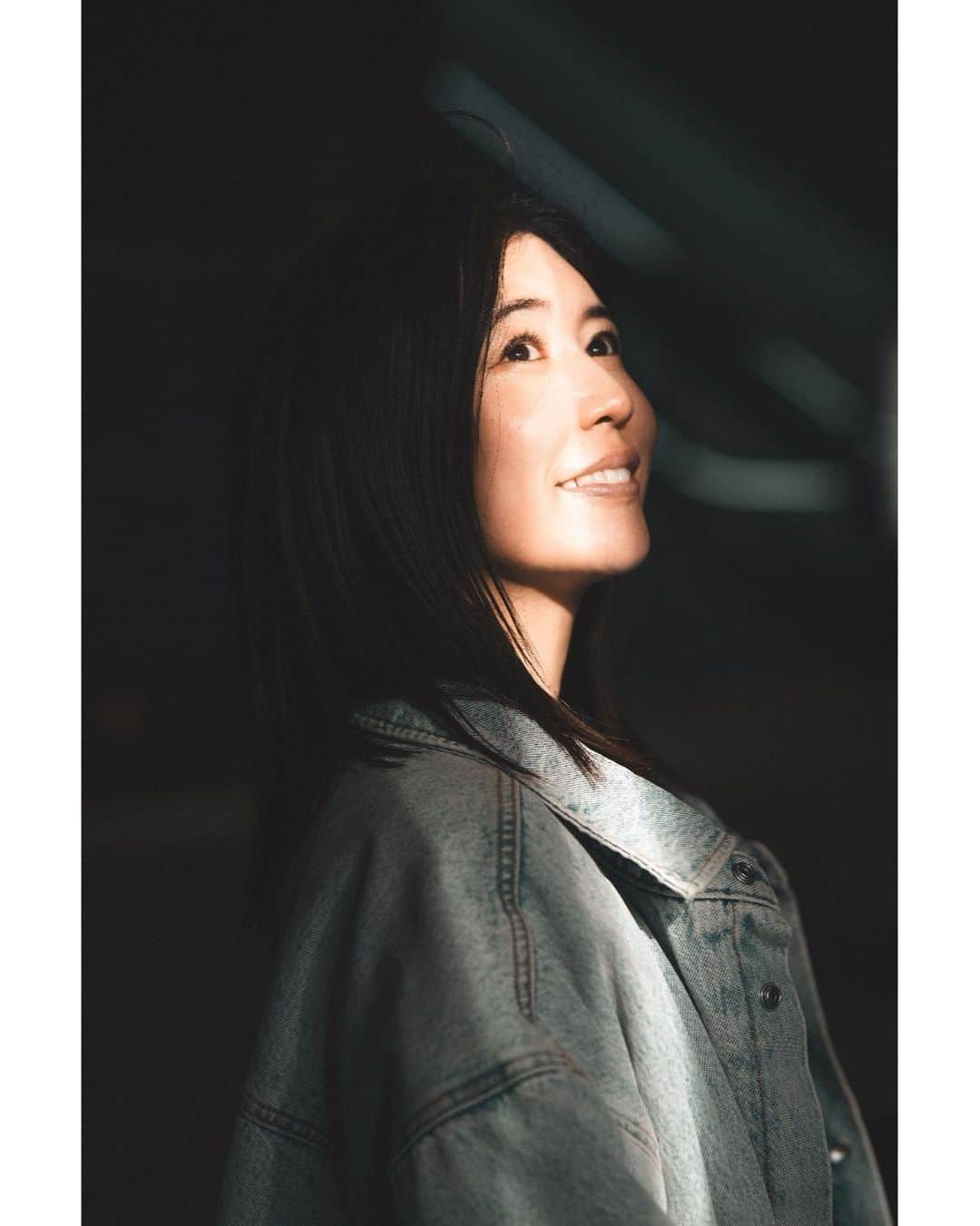坪井安奈のインスタグラム：「見えてるのは希望だけではない。 でも、影のない世界では、光も目立つことはない。 希望の裏側をも見上げてく。  photo by @derrickongphotography   #shibuya #tokyo #lightandshadow」