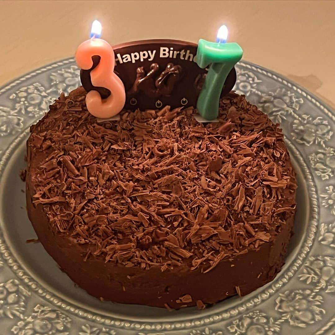 レイチェル・チャンさんのインスタグラム写真 - (レイチェル・チャンInstagram)「Happy Birthday hubby🎂 I baked a chocolate cake for my hubby’s 37th BD.  Since I’m a beginner, it was challenging using baking equipments for the first time.  夫の37歳の誕生日に初めてケーキを作りました🎂初めてすぎて、夜中になっちゃいました…  夫の引き寄せ本も今日、発売📙 なかなか思い出深いお誕生日になったのでは？  #baking #bakingcakes #birthdaycake #cake  #お誕生日 #37歳 #ケーキ  #引き寄せ #引き寄せの法則  #エイブラハム #エイブラハムの教え」12月2日 0時22分 - rachelchanjpn
