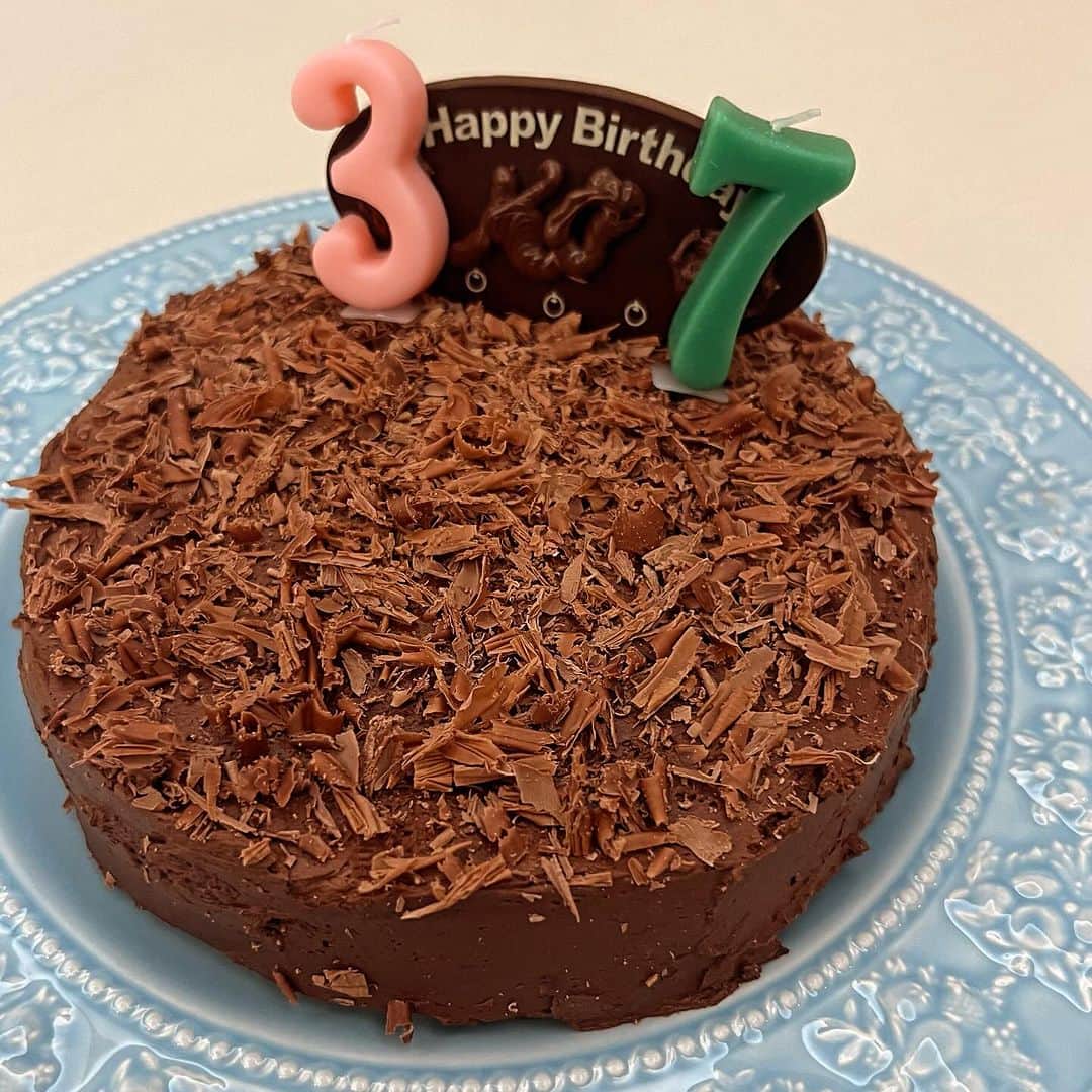 レイチェル・チャンのインスタグラム：「Happy Birthday hubby🎂 I baked a chocolate cake for my hubby’s 37th BD.  Since I’m a beginner, it was challenging using baking equipments for the first time.  夫の37歳の誕生日に初めてケーキを作りました🎂初めてすぎて、夜中になっちゃいました…  夫の引き寄せ本も今日、発売📙 なかなか思い出深いお誕生日になったのでは？  #baking #bakingcakes #birthdaycake #cake  #お誕生日 #37歳 #ケーキ  #引き寄せ #引き寄せの法則  #エイブラハム #エイブラハムの教え」