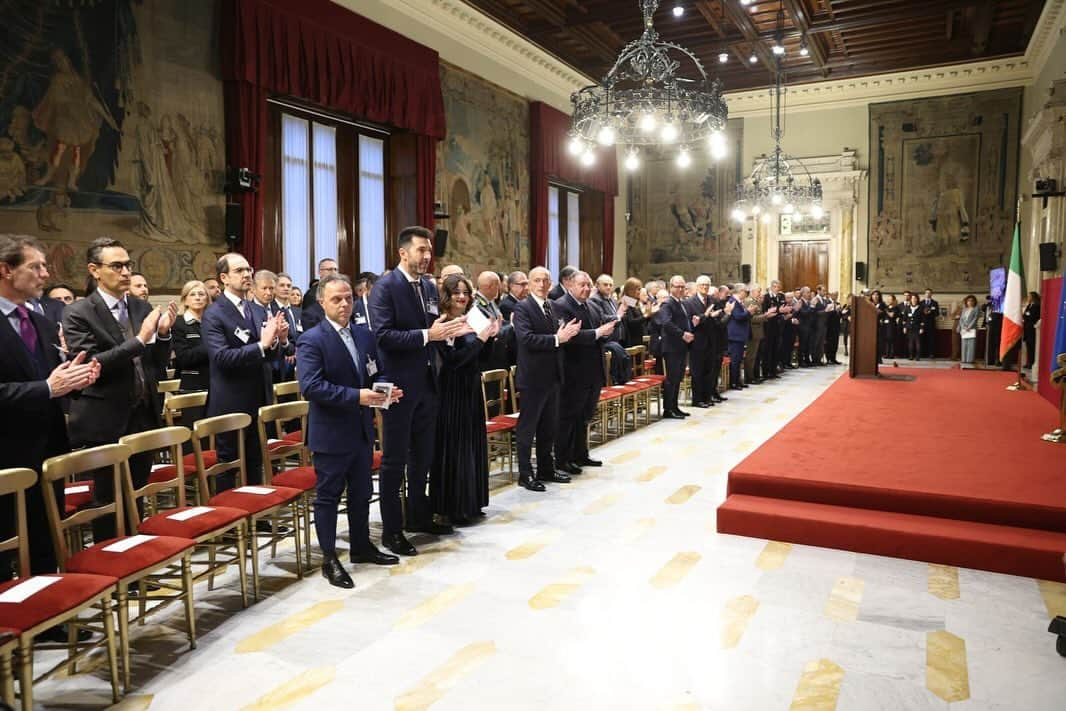 ジャンルイジ・ブッフォンさんのインスタグラム写真 - (ジャンルイジ・ブッフォンInstagram)「È stato un piacere partecipare a Palazzo Montecitorio alla nona edizione del Premio “100 Eccellenze Italiane”. 🇮🇹 Il riconoscimento celebra 100 personalità di alto profilo, enti e aziende di successo che si sono distinti con un ruolo da protagonista per il nostro Paese.  È stata una bella occasione per poter ammirare da vicino alcune delle nostre eccellenze, che hanno promosso valori importanti all'interno della nostra società.」12月2日 0時24分 - gianluigibuffon