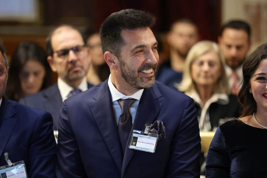 ジャンルイジ・ブッフォンのインスタグラム：「È stato un piacere partecipare a Palazzo Montecitorio alla nona edizione del Premio “100 Eccellenze Italiane”. 🇮🇹 Il riconoscimento celebra 100 personalità di alto profilo, enti e aziende di successo che si sono distinti con un ruolo da protagonista per il nostro Paese.  È stata una bella occasione per poter ammirare da vicino alcune delle nostre eccellenze, che hanno promosso valori importanti all'interno della nostra società.」