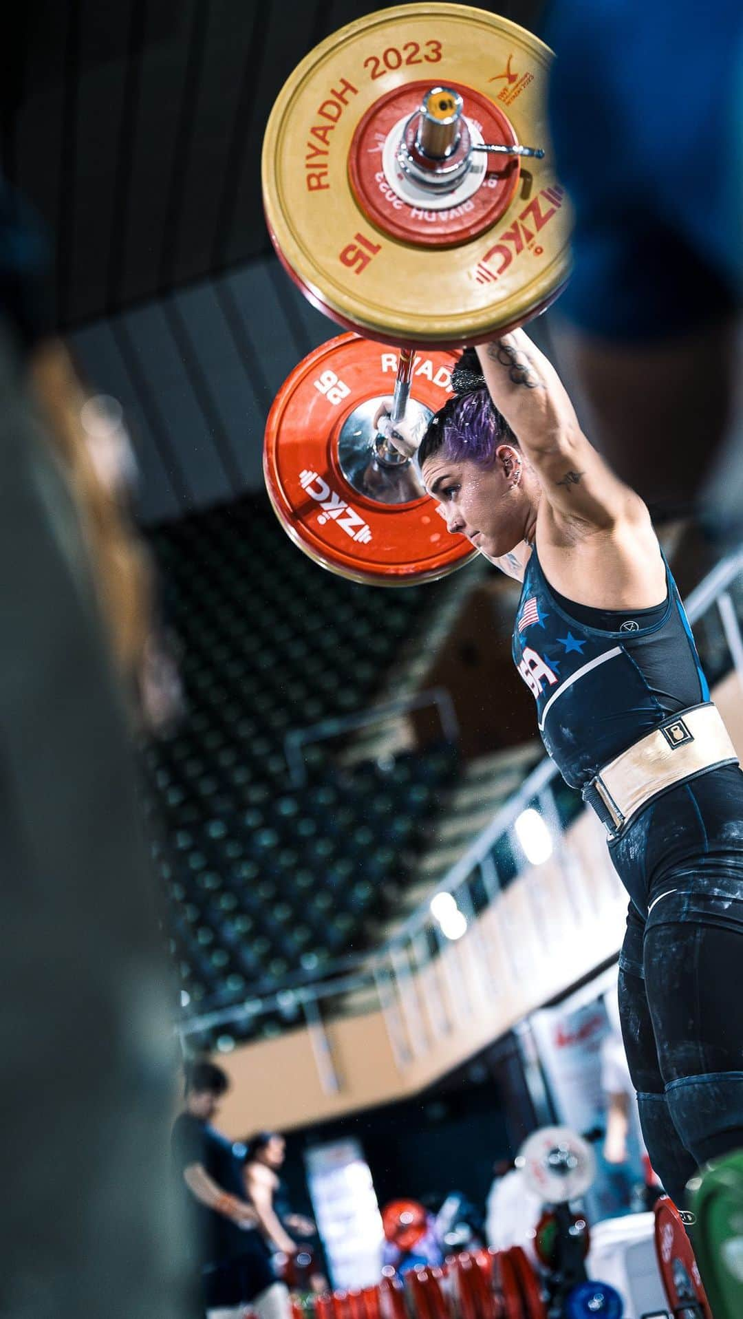 マッティ・ロジャーズのインスタグラム：「Mattie Rogers 112kg PR 💥  With the requirement to improve for a better Olympic position, @mattierogersoly hit this new international record 112kg/246lb snatch on her second attempt at the World Champs on her way to a new international record in the total 😮‍💨  🏋️‍♀️🏠🇺🇸 #weightliftinghouse」