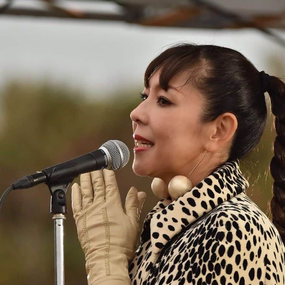 akikoのインスタグラム：「先週末の南房総ジャズフェスティバルにいらしてくださったみなさん、極寒の中どうもありがとう😭スーパー寒かったよね🥶バンドのみんなも、最後のアンコールでコラボしたWhite Beach Jazz Orchestraのみなさんも、あんな寒さで指とか口とか動かないと思うのに、お疲れ様でした！お世話になったスタッフのみなさんにも感謝。  南房総は今年の春リトリートでも伺って、この日は寒かったけど、本来はとても温暖で過ごしやすい場所です。また伺えますように🙏  #みなジャズ」
