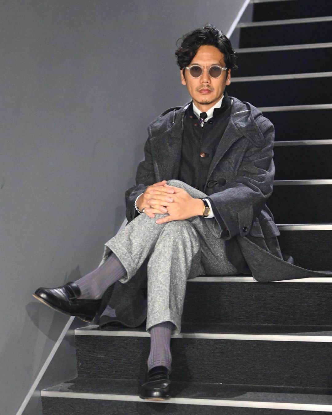 Shuhei Nishiguchiのインスタグラム：「"Rive Gauche Classic style""⬅︎⬅︎⬅︎swipe left 古き良きパリ左岸スタイル。 きっちりタイドアップしてさりげなくめかしこむ。  Tap for Brands ・ ITEM Coat： @milaschon.milano  Jacket： #arnys Knit： @drumohr  Shirt： @avino_laboratorio_napoletano  Tie： @seaward_and_stearn  Trousers： @bernardzins  Shoes： @jmwestonofficial  Eyewear： French 40's  ・ #rivegauche #menwithclass #classicmenswear #pr #influence #bestoftheday #vintagewear #spezzatura #outfitmen」