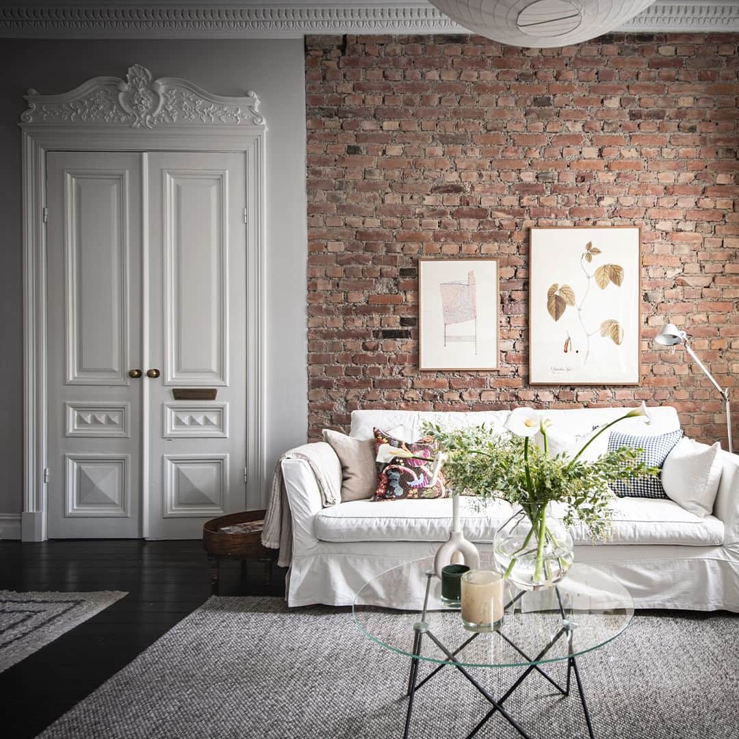 Bjurforsのインスタグラム：「Bjurfors Century presenterar en varsamt renoverad sekelskiftesdröm på en av stans bästa adresser 🤍 Här når takhöjden hisnande 3,7 meter och hela bostaden omsluts av ljuvliga detaljer från byggåret 1918.  Johannebergsgatan 28 | 2 ROK. Foto: @mariasahlander  Styling: @bon.interior  #bjurforscentury #mäklarejonasrutberg #stuckatur #takstuckatur #sekelskifte #tegelvägg #brickwall #sverigesvackrastehem #hemnet #göteborgsvackrastehem」