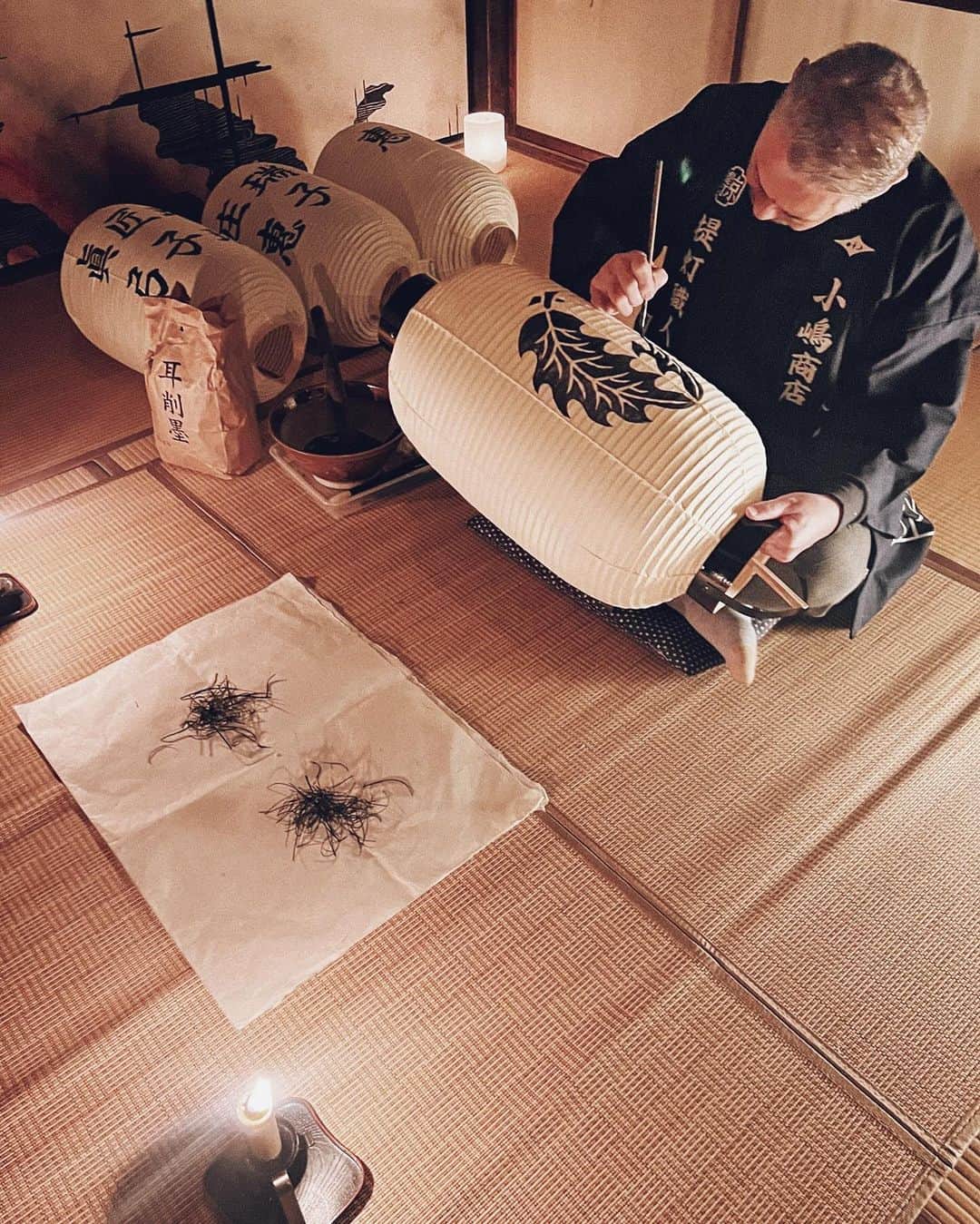 三浦大地さんのインスタグラム写真 - (三浦大地Instagram)「四十歳誕生日は人生で初めて仕立ててもらった着物で。  京都の服部織物の @masami_hattori_shoten さんに特別に見繕って頂いたもの。  服部織物は帯屋さんなのですが、先祖が忍者ハットリ君の服部なんだとか。  芸術的な素晴らしい帯が沢山あって、お邪魔させていただく度に美術館にいる気分になります。  そして初の着物でこだわったのは黒ではない炭色をリクエストしました。  そこに家紋の抱き柊を背中と羽織り裏に入れていただきました。  この着物、色々悩んだり、試行錯誤で二年ぐらい掛けて仕立ててもらったやつで、四十歳の誕生日に披露できたのが嬉しかった。  そして今回は招待状から会場まで家紋をアイコンにしたかったのもあり、たまたま二日前に @yoshie.816 が主催した伝統文化(それは改めて紹介します)を体験する会で知り合った @kojima_shoten さんの素晴らしい提灯に出逢い、思い付きで「誕生日会の門に飾れないかなぁ？」ってぼやいたら、特別に作って頂けることに！  忙しい中、家族で徹夜して作ってくれて、当日は淑恵が京都から手持ちで運んでくれました…泣 そしてそのまま俺の着物の着付もしてもらった…汗 本当にありがとー！  そんなわけで日本文化を取り入れた部分全部京都メイド！ @masami_hattori_shoten さん @kojima_shoten さん  @yoshie.816 本当にありがとうございました！　 おかげさまで素敵な装いの会になりました！  着物も提灯も一生物の大切な宝物です。  #服部織物 #小嶋商店 #京都 #着物 #提灯 #抱き柊」12月2日 0時38分 - daichi_1127