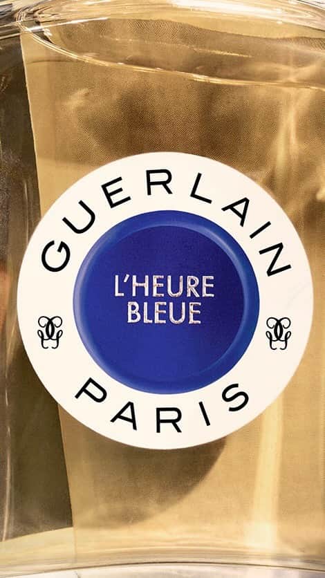ゲランのインスタグラム：「L’Heure Bleue, a legend of eternal love.  In 1912, Jacques Guerlain merged the blues of violet and iris with the creamy ivory of vanilla, leaving a bewitching hot-and-cold fragrance trail that waxes and wanes like the shades of the moon. An enduring homage to the blue hour, capturing the moment of suspended time when the night is “yet to find its star.” — #GuerlainPerfume #PerfumerSince1828 #LesLegendaires #LHeureBleue #Iris #VintagePerfume #Fragrance #SavoirFaire #IconicFragrance」