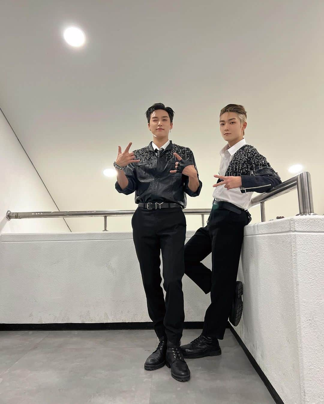 THE BOYZさんのインスタグラム写真 - (THE BOYZInstagram)「데이 1 끝!! 재밌었다🥳 내일도 잘 부탁해 더비❤️」12月2日 0時42分 - official_theboyz