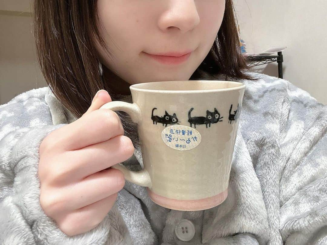 比嘉ゆめのさんのインスタグラム写真 - (比嘉ゆめのInstagram)「こんばんは〜 これは昨日ホットココア飲んだときのゆめのちゃんだよ〜☕️  今は家の掃除してたのが疲れて休憩中だよ〜 あと湊あくあちゃんの誕生日だったからずっと配信みてた！ 今日もホットココア飲んでからねる〜  みんなもおつかれさま！」12月2日 0時45分 - yumemiruno